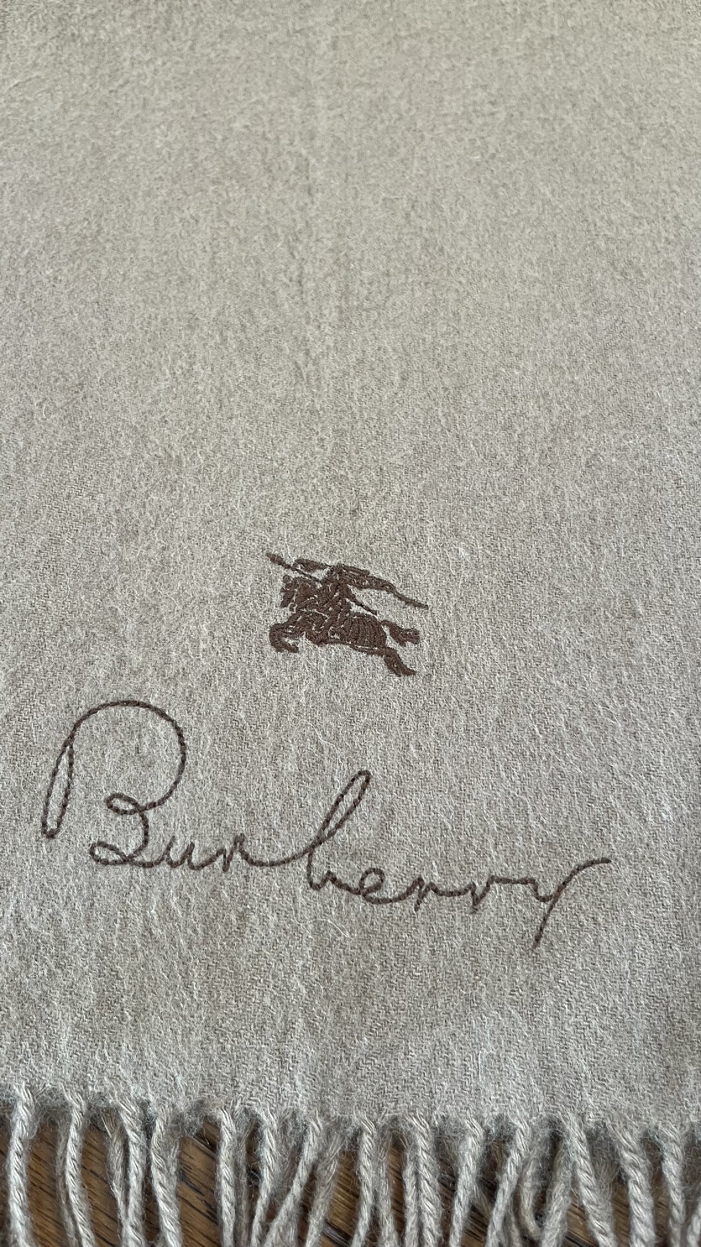 Rare BURBERRY cashmere scarf, solid color. Length: 152cm, Width: 31cm. 100% cashmere. Rare color, solid brown.
