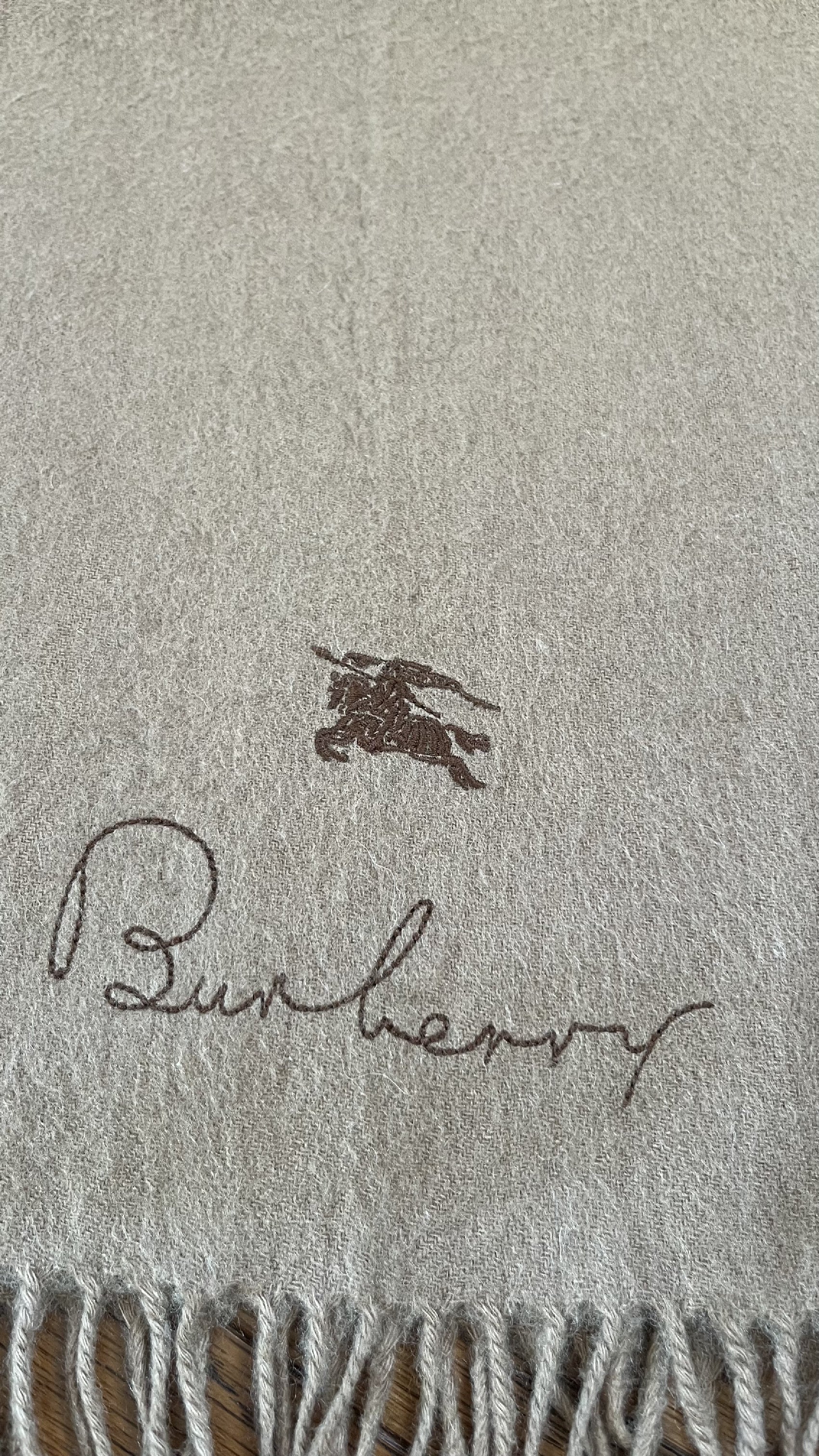 Rare BURBERRY cashmere scarf, solid color. Length: 152cm, Width: 31cm. 100% cashmere. Rare color, solid brown.