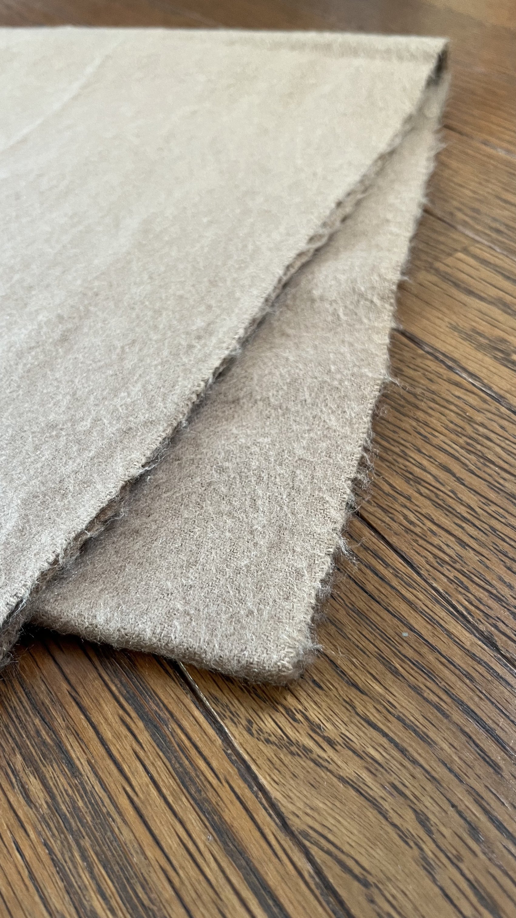Rare BURBERRY cashmere scarf, solid color. Length: 152cm, Width: 31cm. 100% cashmere. Rare color, solid brown.