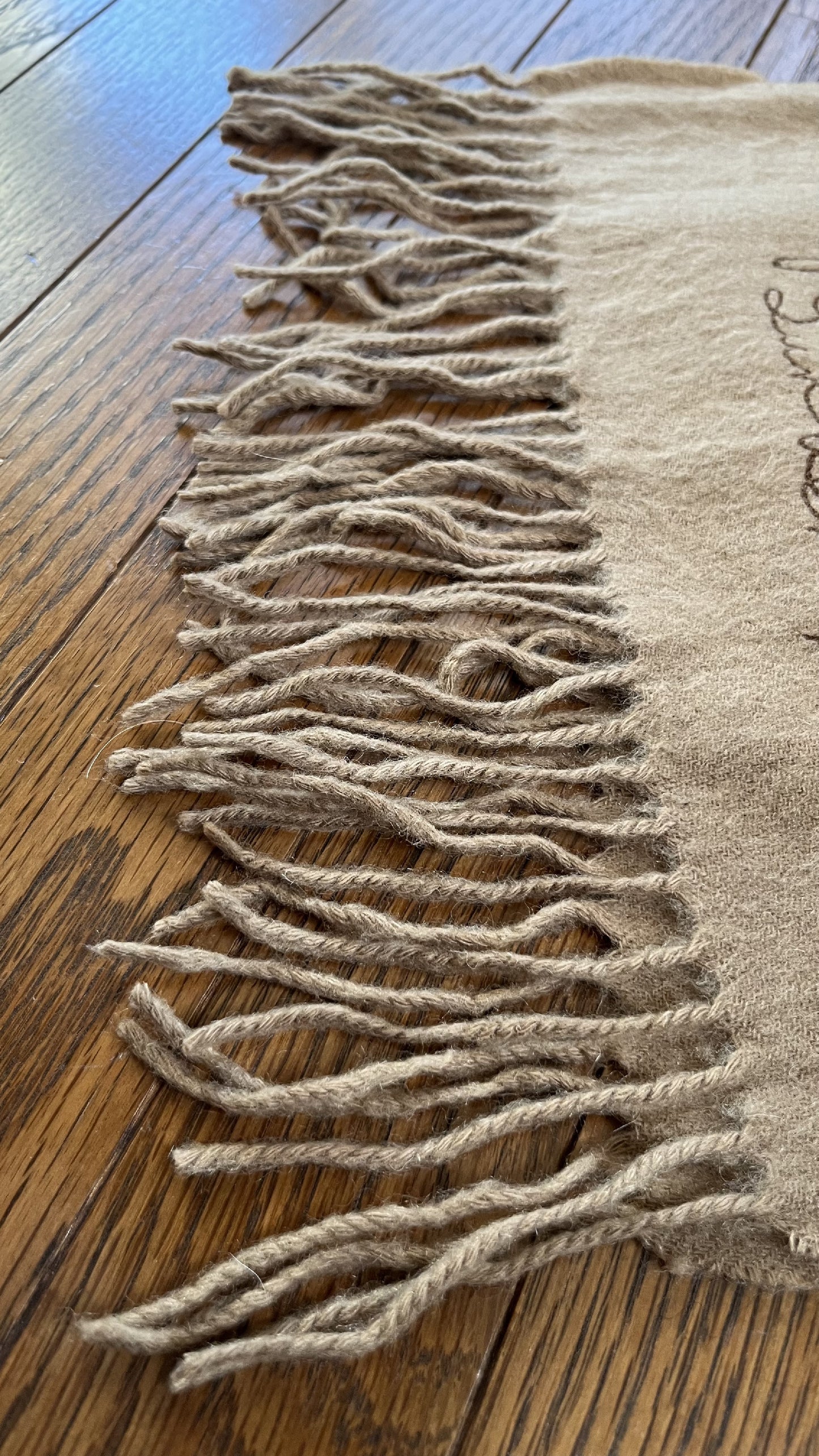 Rare BURBERRY cashmere scarf, solid color. Length: 152cm, Width: 31cm. 100% cashmere. Rare color, solid brown.