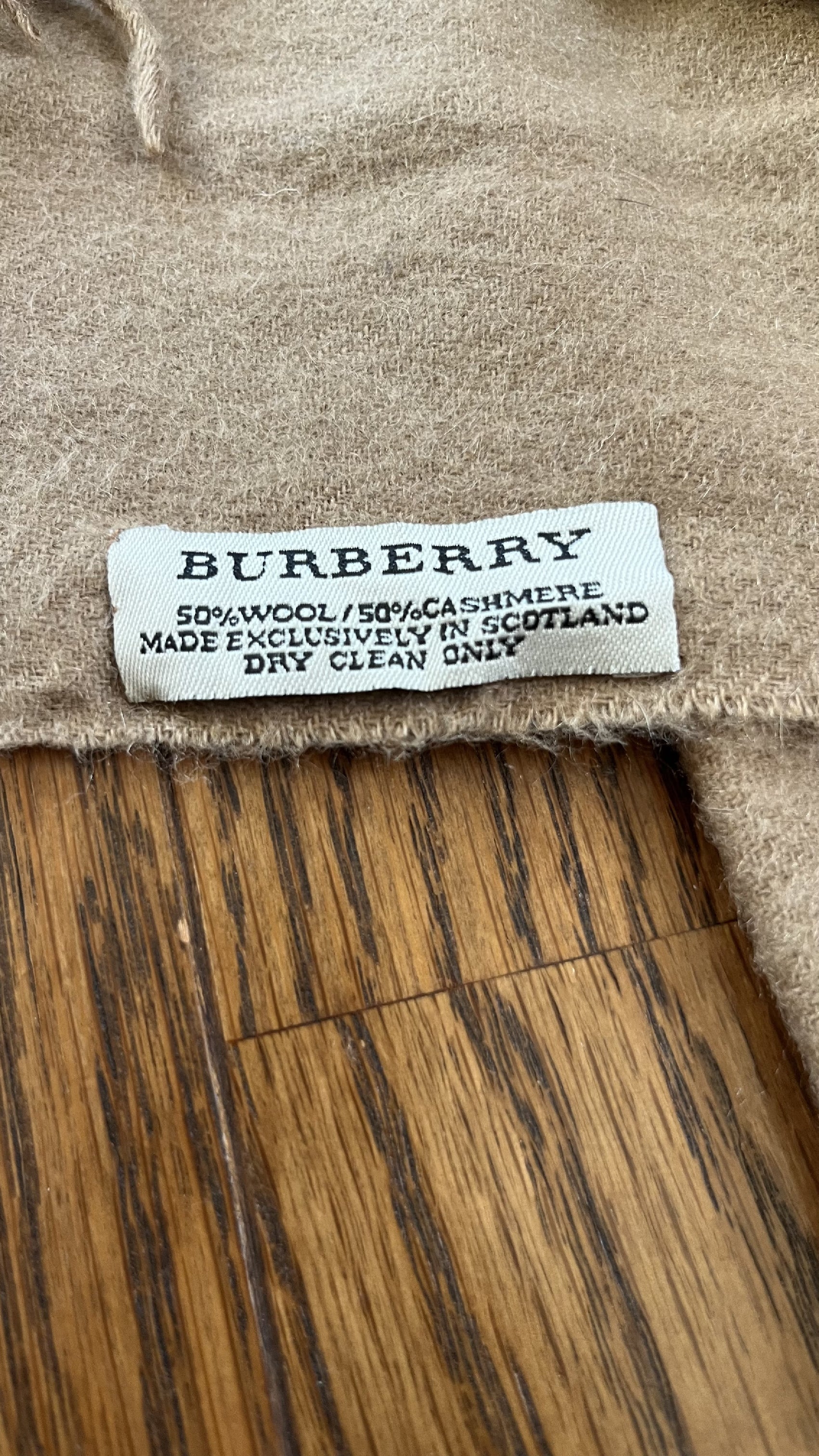Rare BURBERRY cashmere scarf, solid color. Length: 152cm, Width: 31cm. 100% cashmere. Rare color, solid brown.