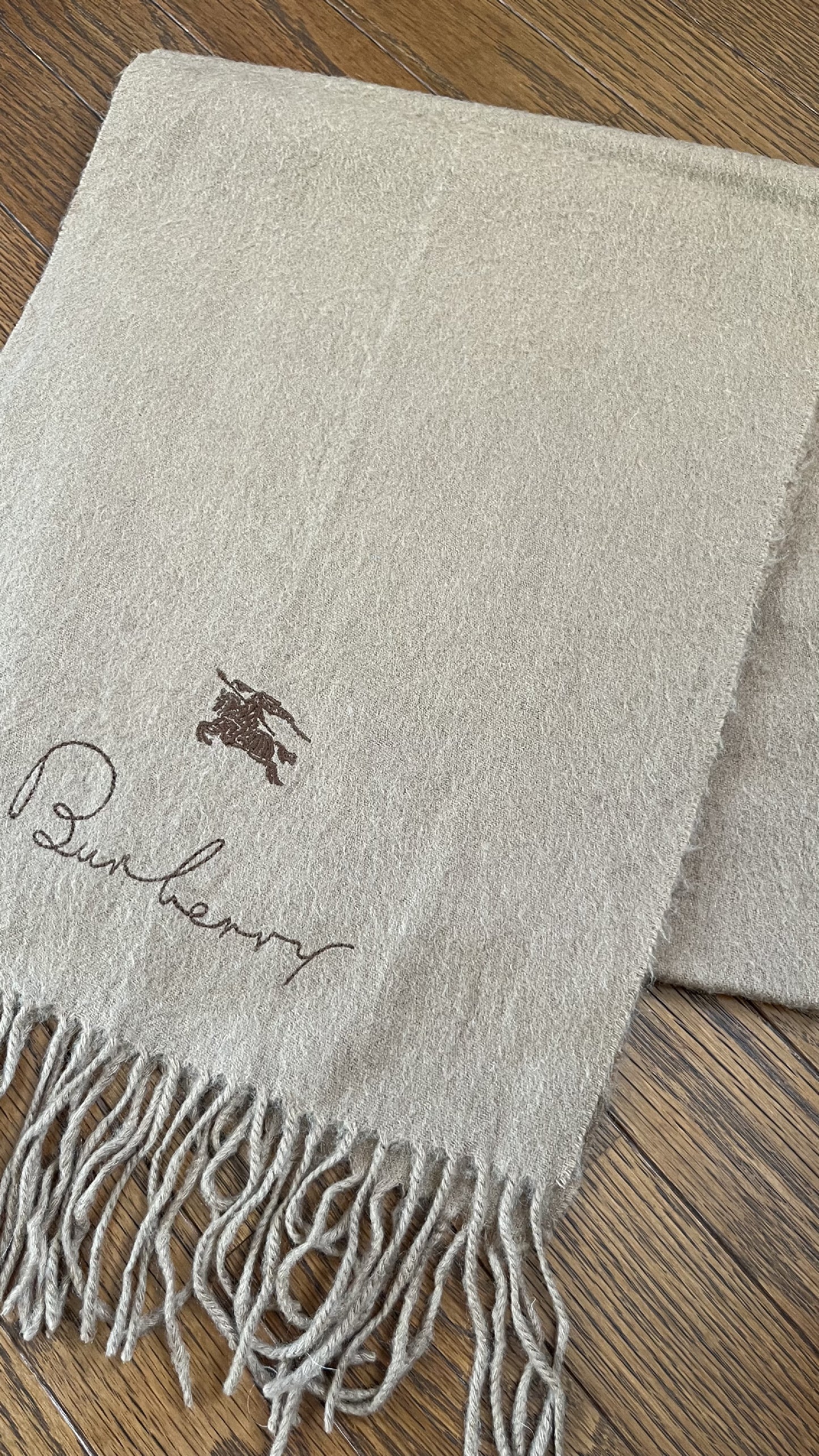 Rare BURBERRY cashmere scarf, solid color. Length: 152cm, Width: 31cm. 100% cashmere. Rare color, solid brown.