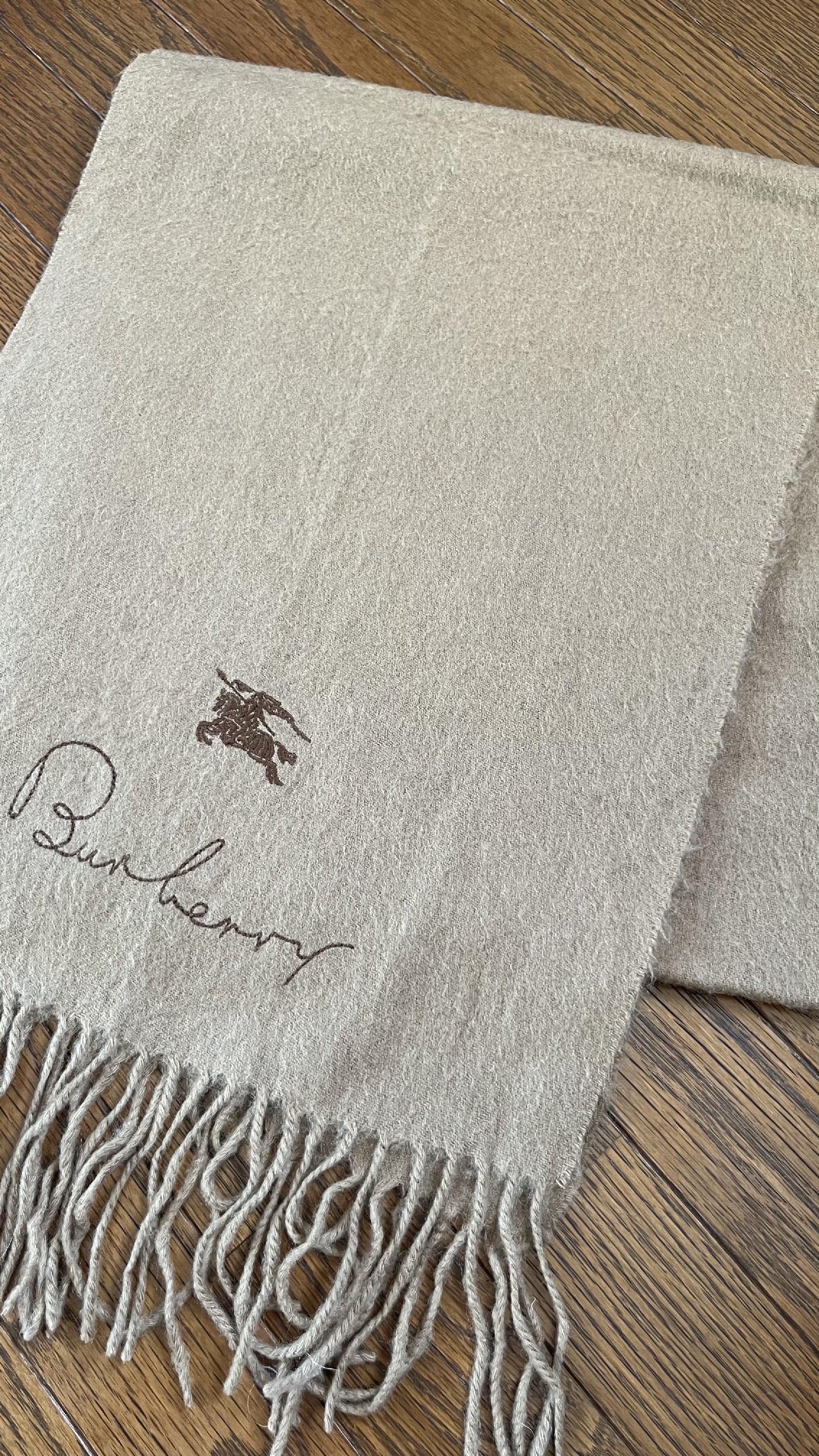Rare BURBERRY cashmere scarf, solid color. Length: 152cm, Width: 31cm. 100% cashmere. Rare color, solid brown.