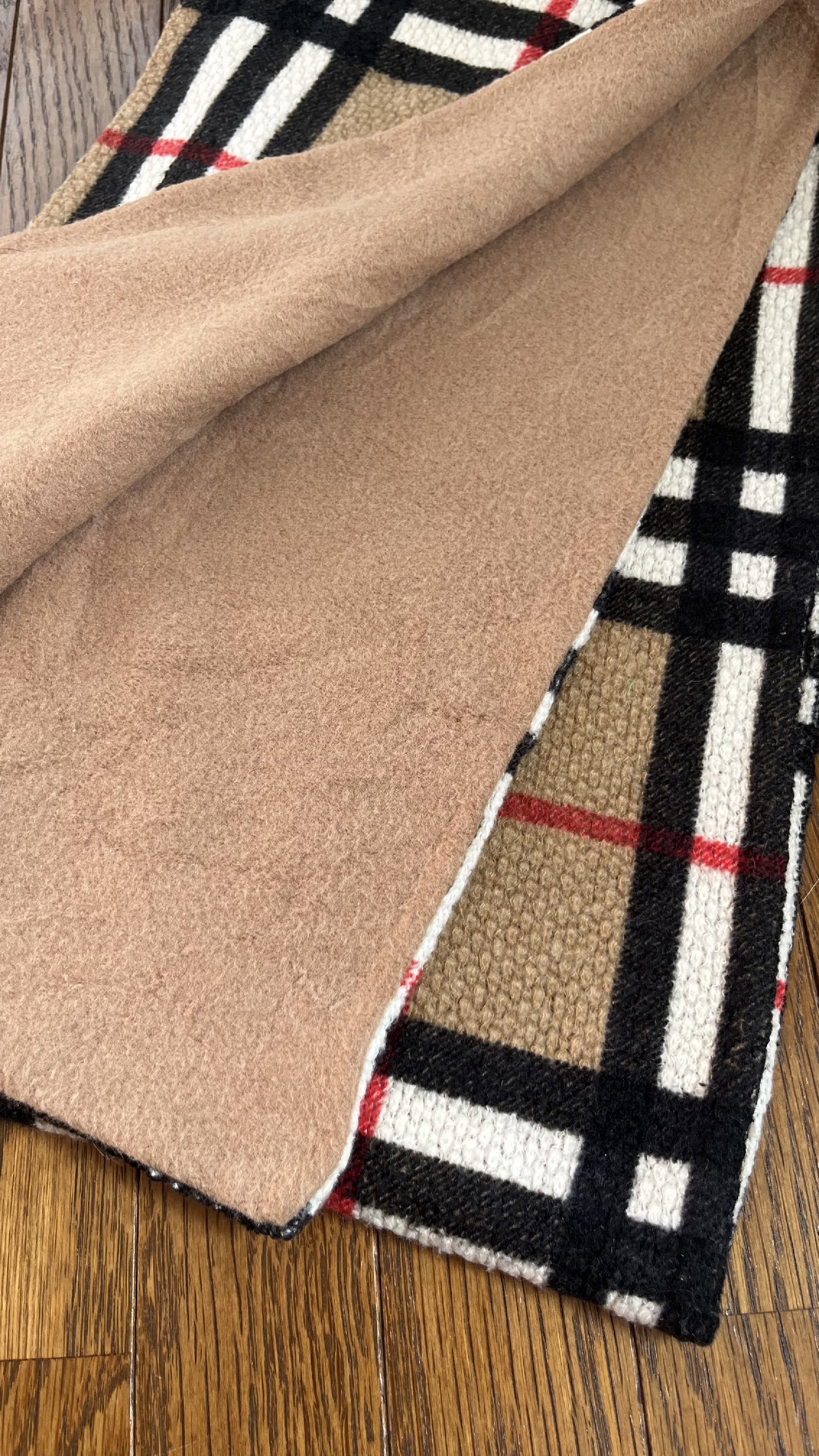 Rare BURBERRY reversible scarf. Length: 204cm, Width: 24cm. Rare Nova Check color.