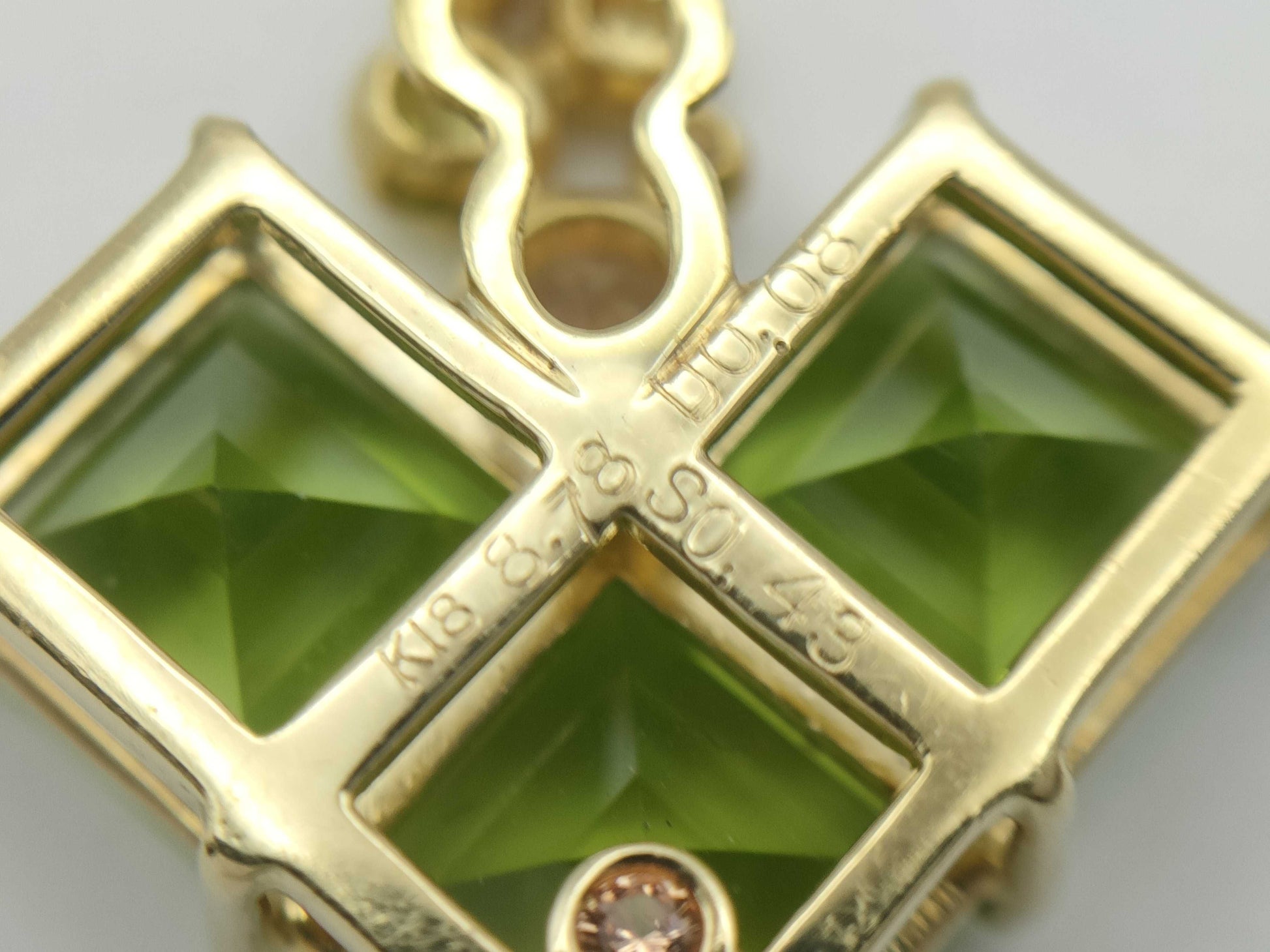 PE8.78ct S0.43ct D0.08ct K18 6.9g Pendant Top