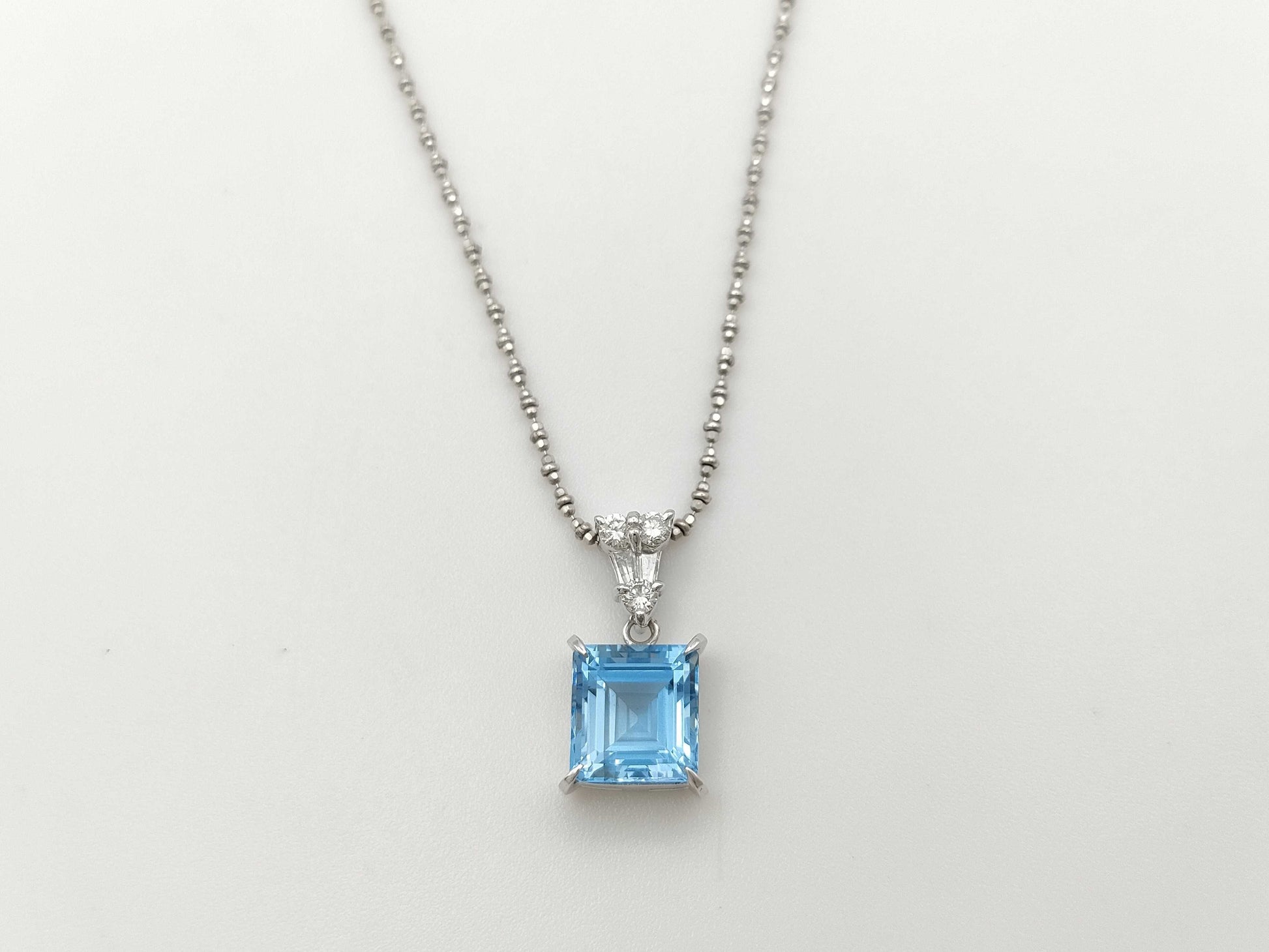 AQ2.70ct D0.20ct K18WG 5.0g Necklace