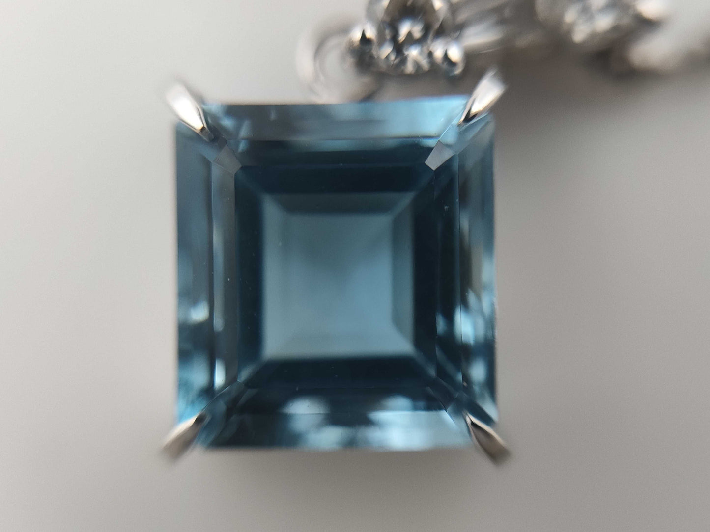 AQ2.70ct D0.20ct K18WG 5.0g Necklace