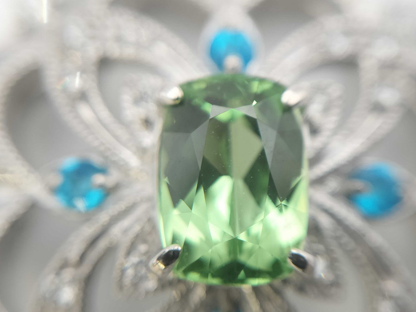 Colored Stone 1.61/0.15ct D0.20ct 6.6g Pendant Top