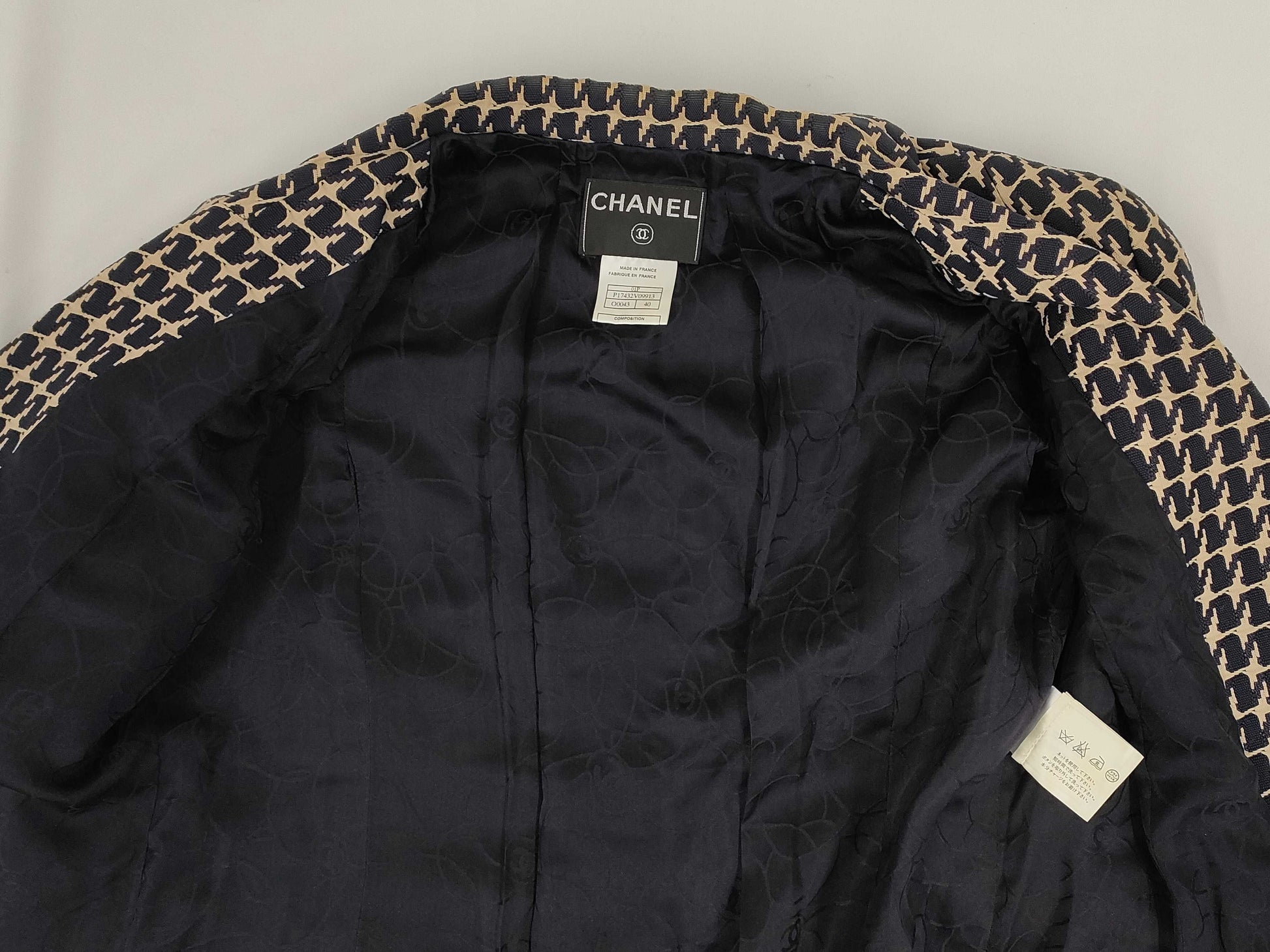 CHANEL Size 40 M P17432 01P Jacket