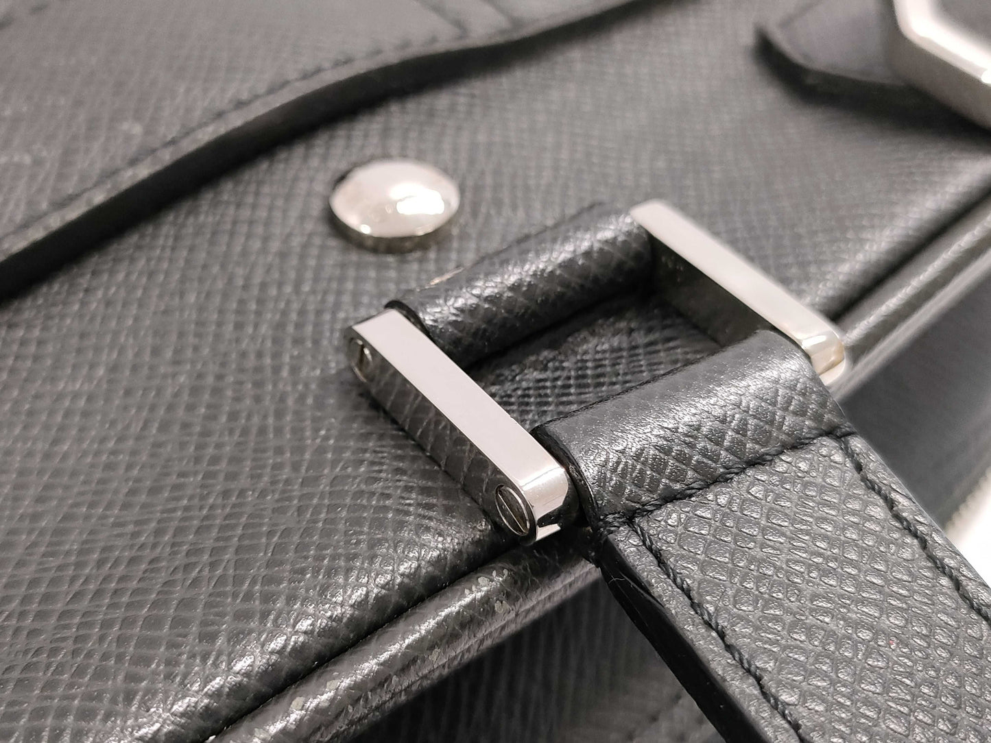 LOUIS VUITTON Alexander Taiga M31162 MB0181 Gray Business Bag
