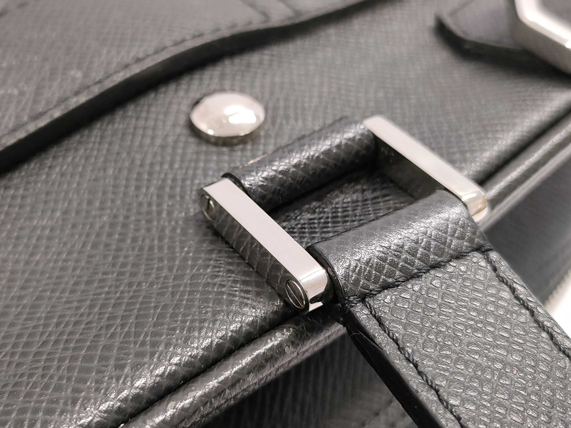 LOUIS VUITTON Alexander Taiga M31162 MB0181 Gray Business Bag