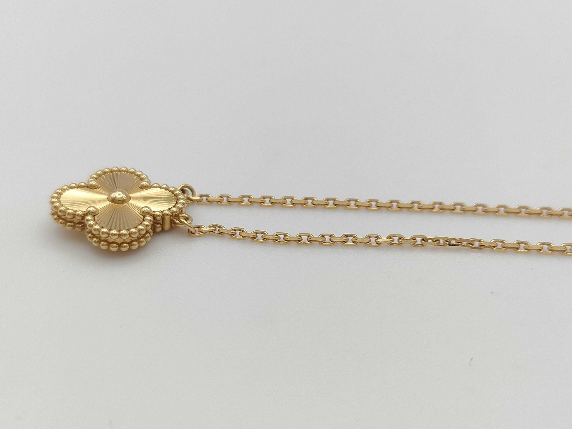Van Cleef&Arpels Vintage Alhambra Guilloche YG Au750 6.9g Necklace