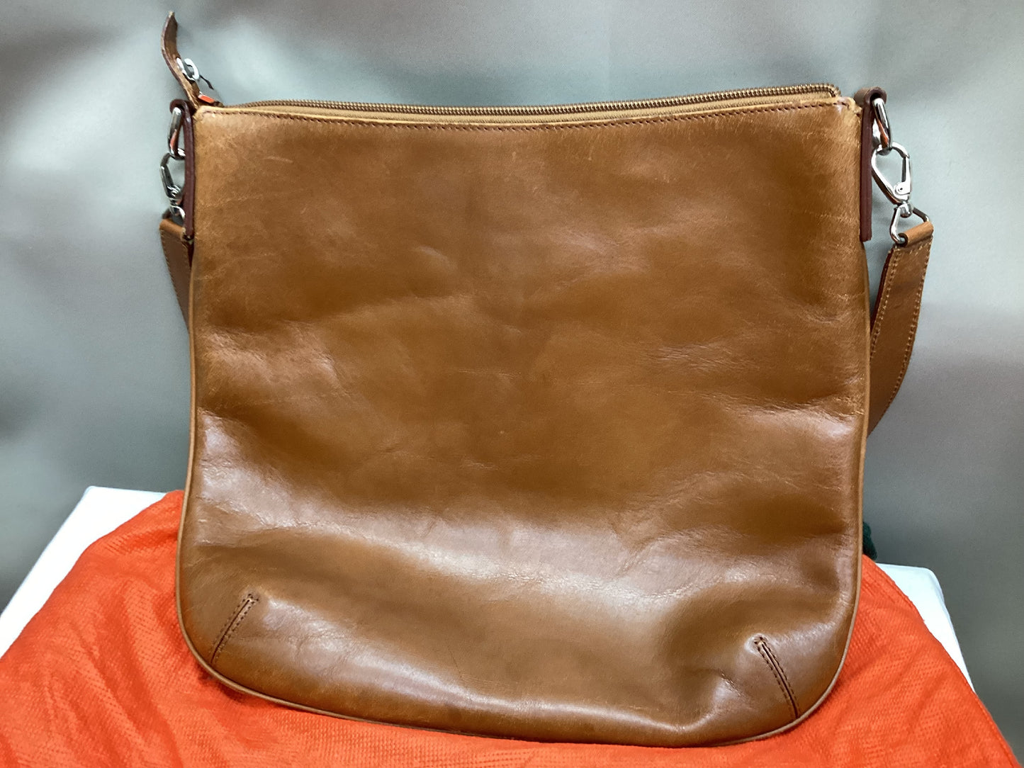 HIROFU H logo embossed genuine leather shoulder bag