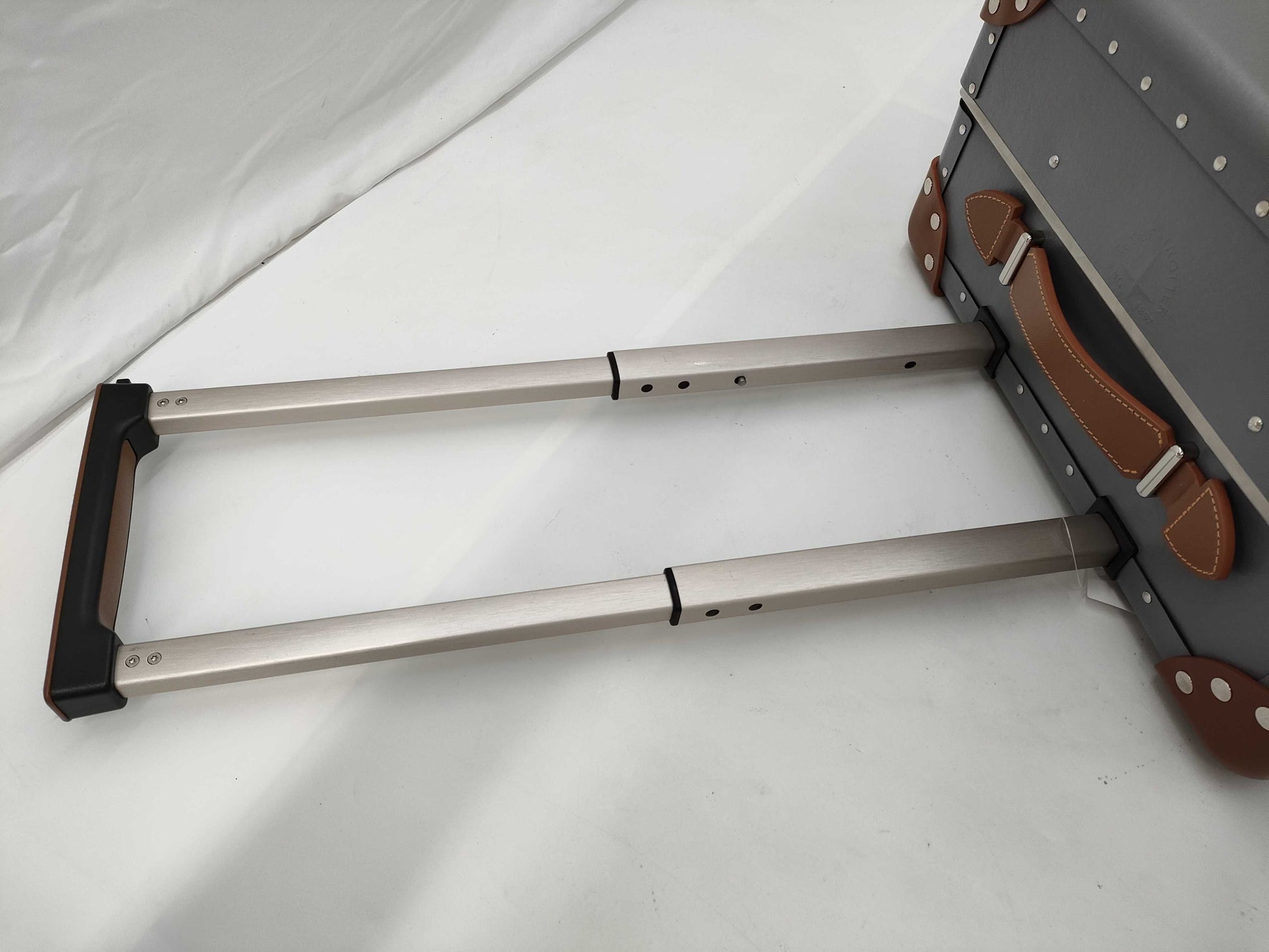 GLOBE-TROTTER Centenary 4-Wheel Carry-On Grey/Caramel Suitcase Carry Bag