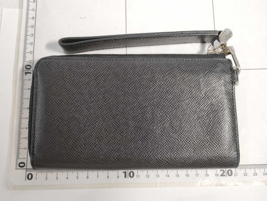 LOUIS VUITTON Taiga Zippy Dragonne Long Wallet with RFID