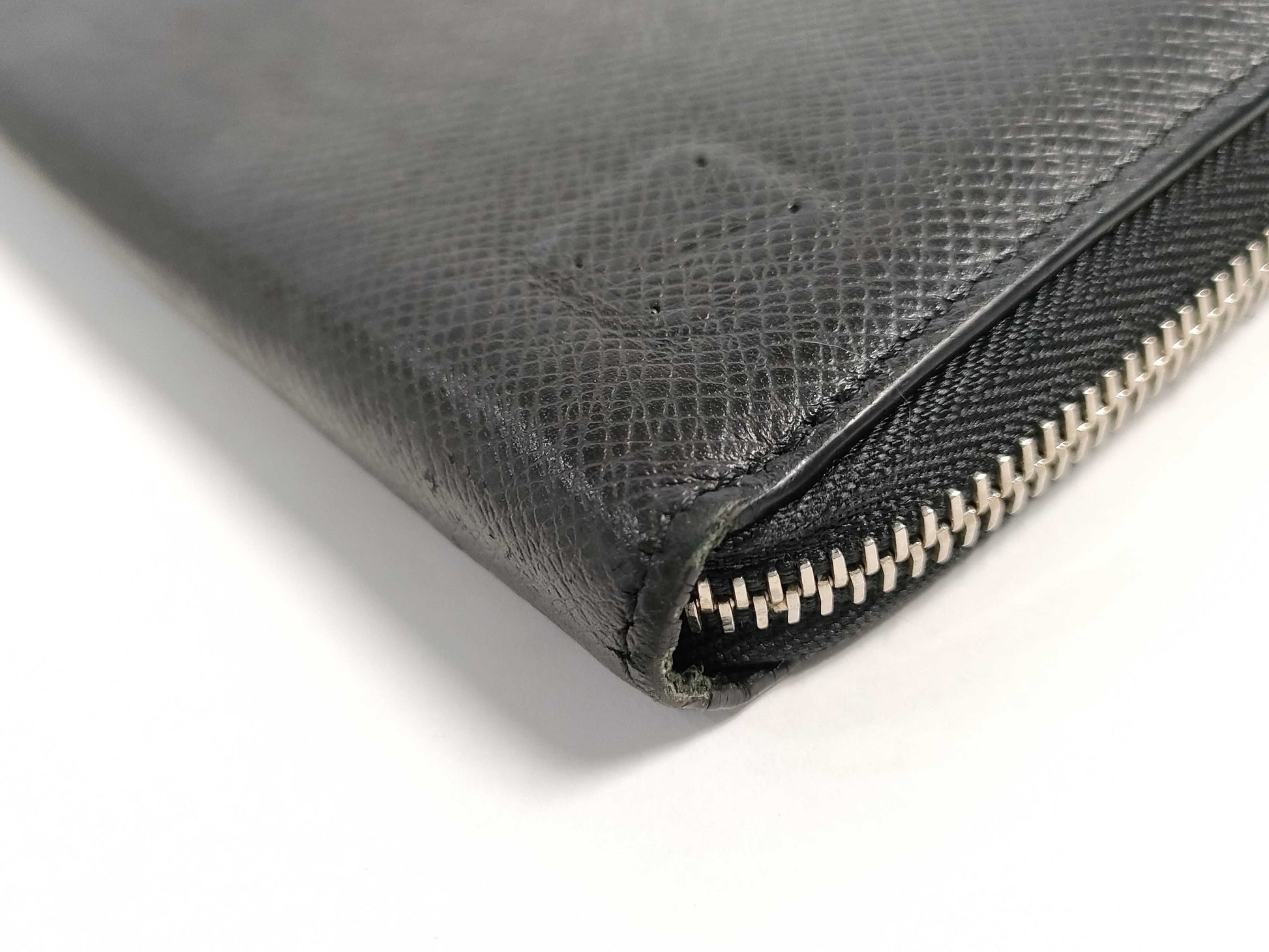 LOUIS VUITTON Taiga Zippy Dragonne Long Wallet with RFID