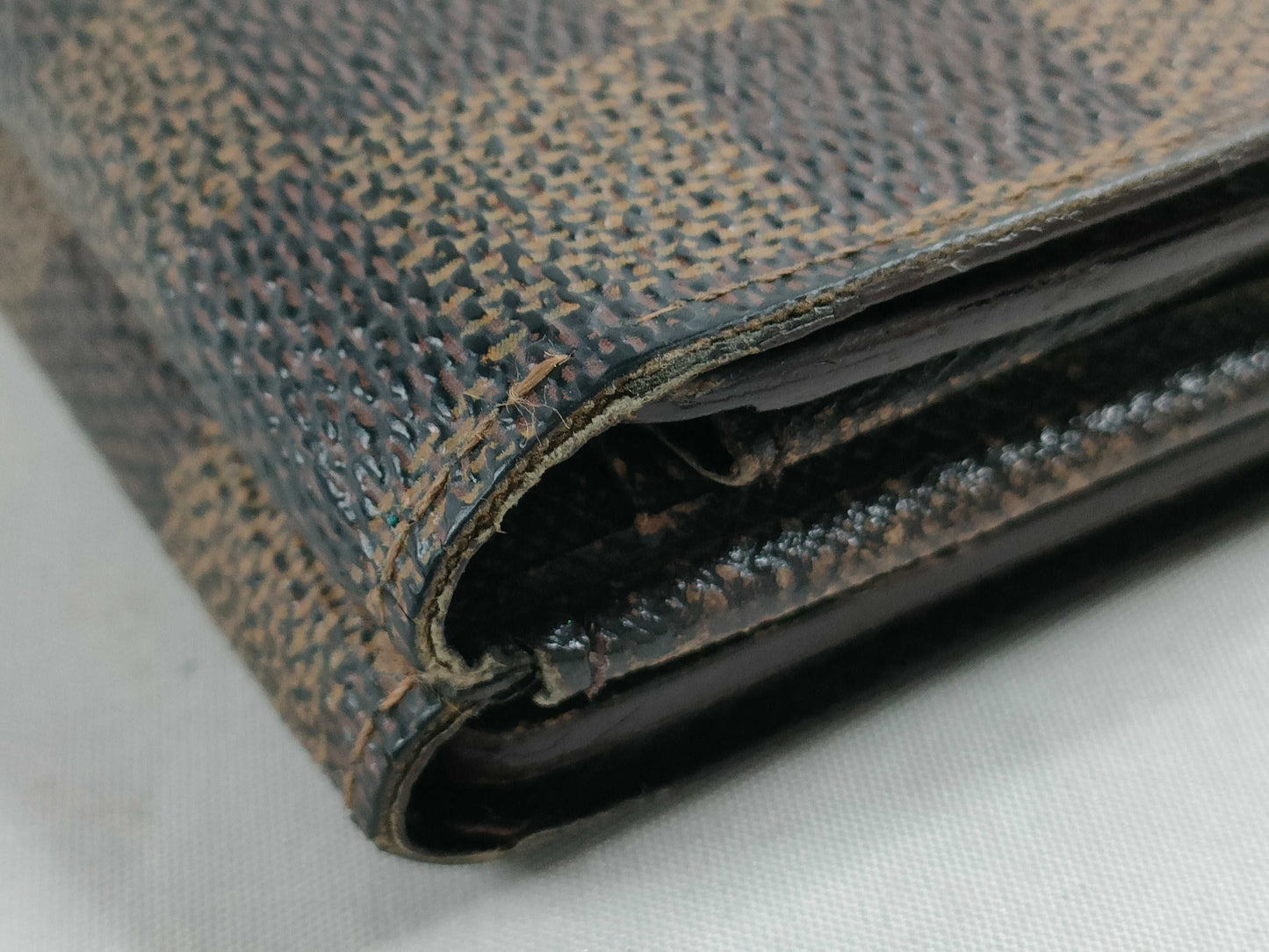 LOUIS VUITTON Damier Louis Vuitton Damier Compact Wallet