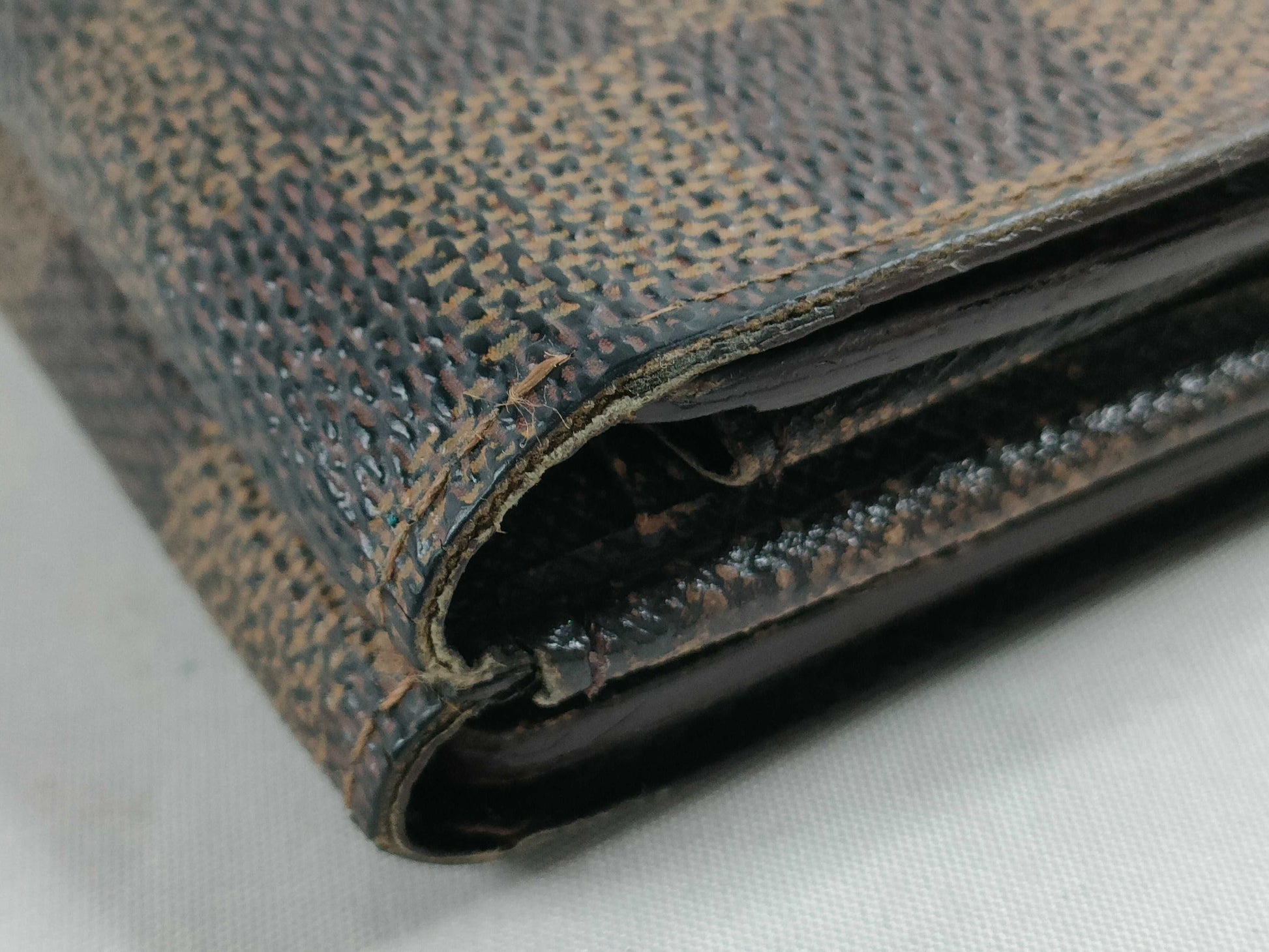 LOUIS VUITTON Damier Louis Vuitton Damier Compact Wallet