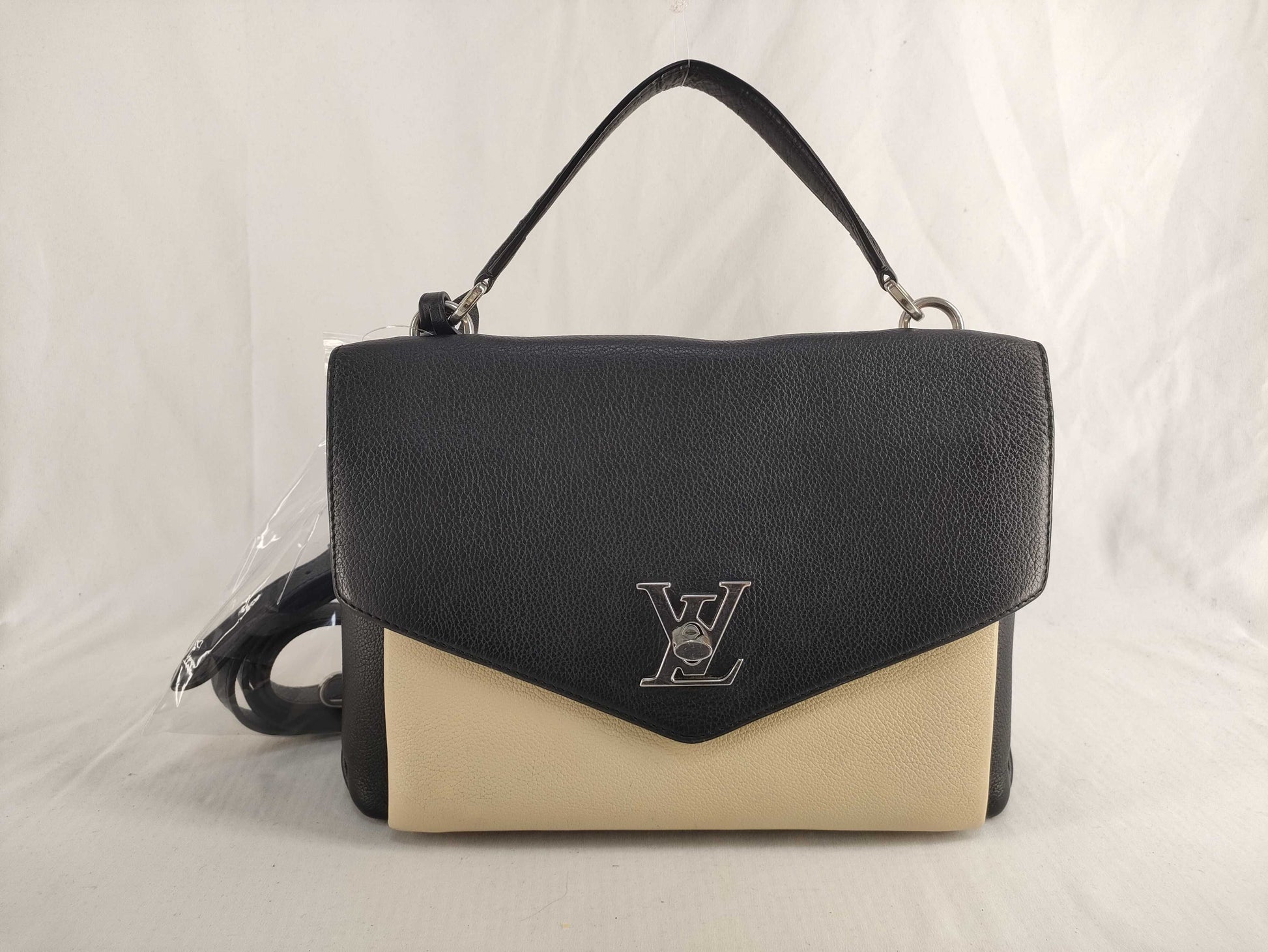LOUIS VUITTON Lock Me Shoulder Bag/Handbag