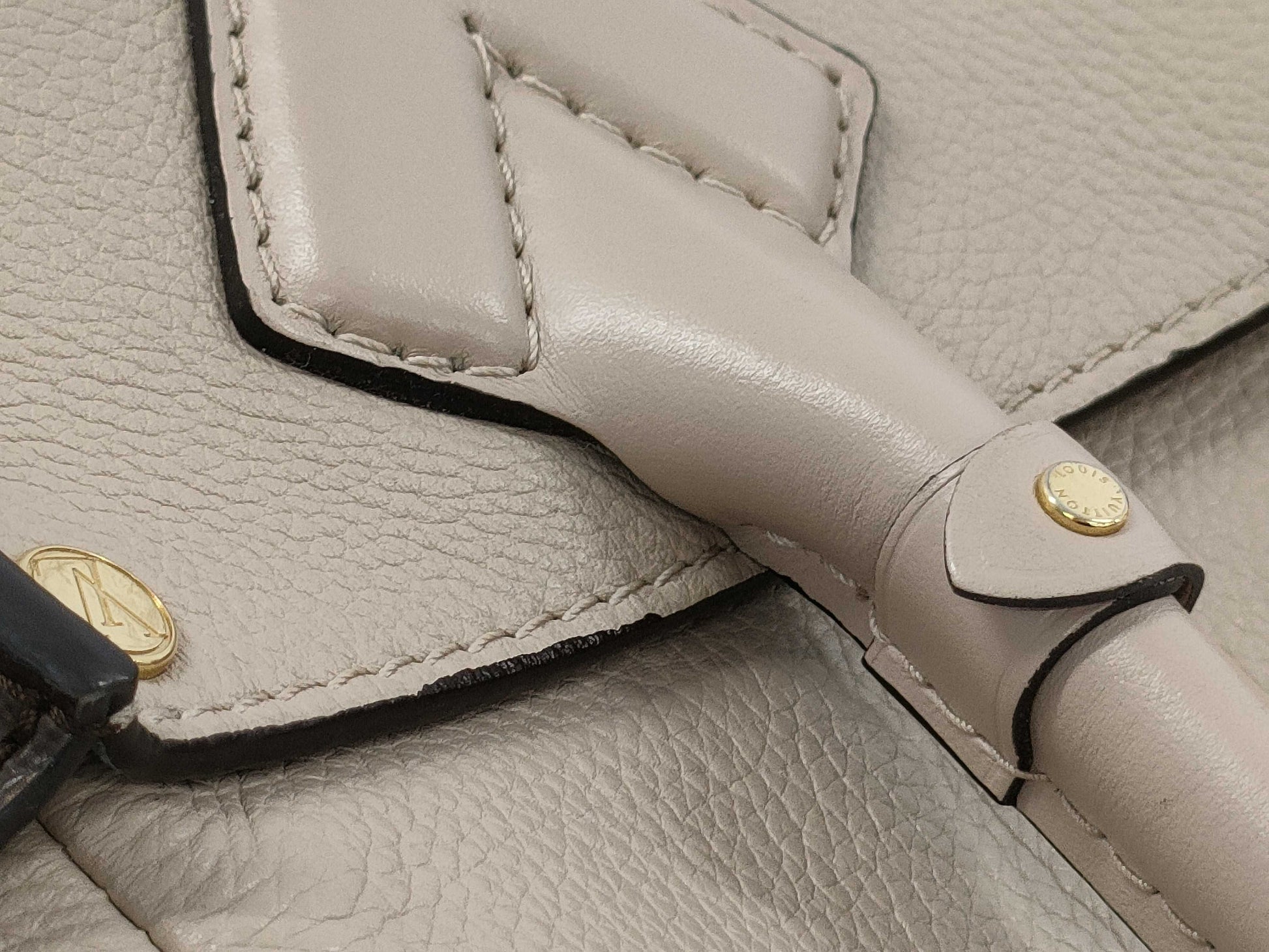 LOUIS VUITTON Louis Vuitton On My Side MM Handbag