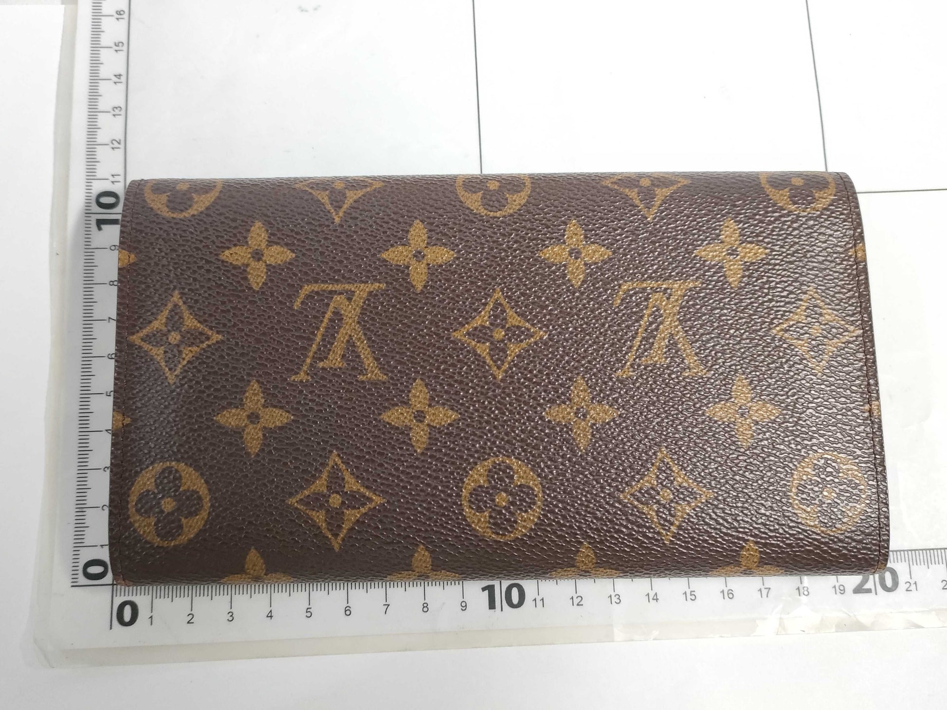 LOUIS VUITTON Monogram LV Wallet