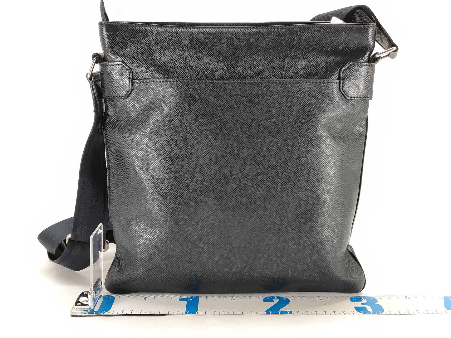 LOUIS VUITTON Taiga Sasha Shoulder Bag Crossbody Bag