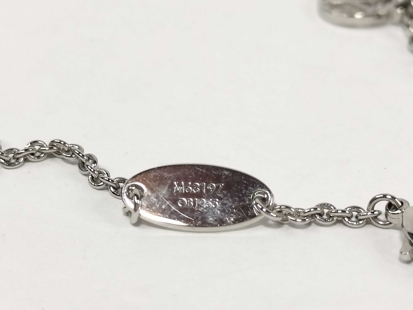 LOUIS VUITTON LOUIS VUITTON Louis Vuitton Essential V Necklace Necklace