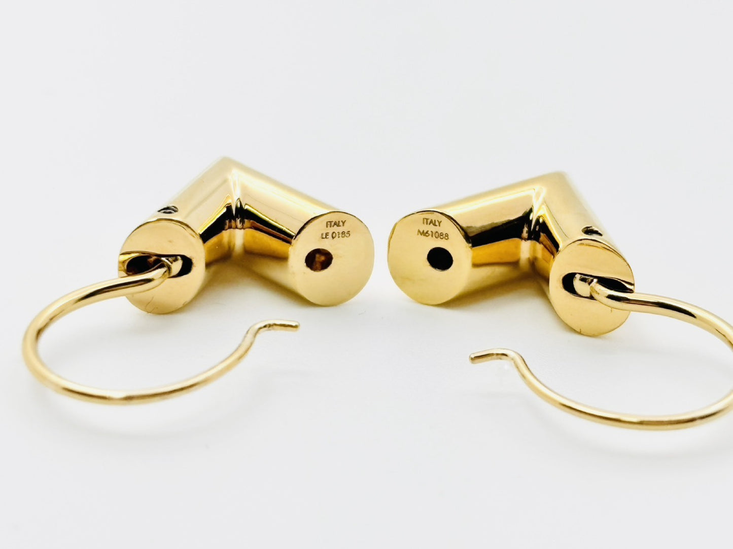 LOUIS VUITTON Essential V Earrings, Gold, M61088, LE0185