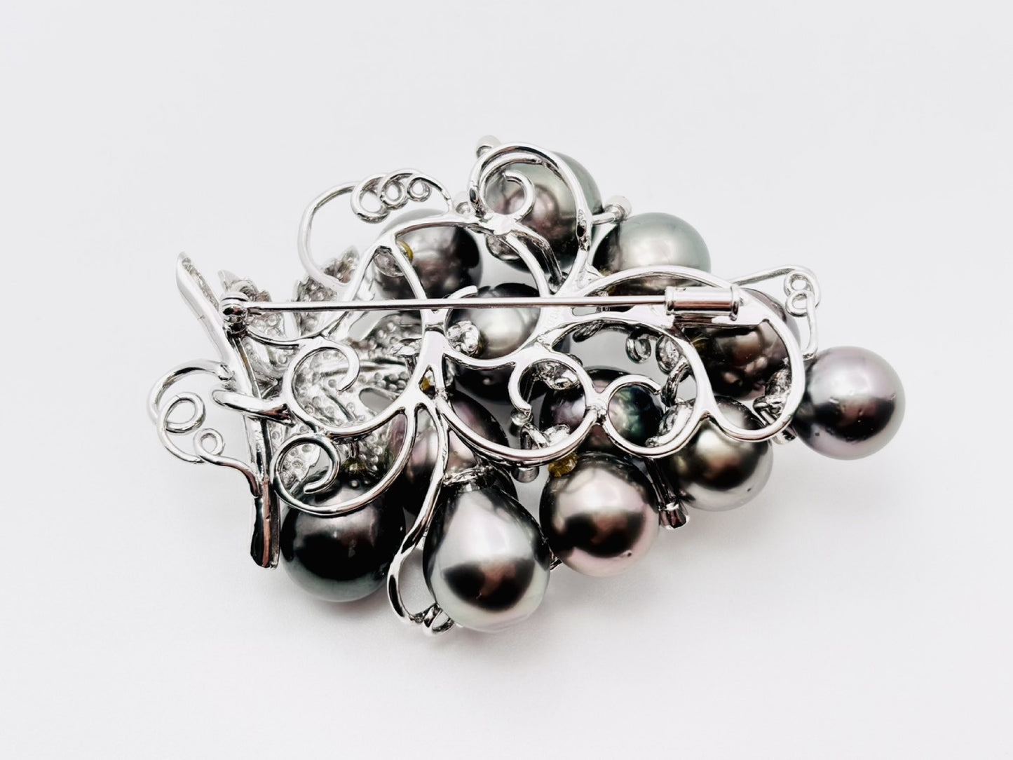 Grape motif pearl, diameter approximately 10.1-11.7mm, D1.35ct, 18K white gold, 44.0g, brooch
