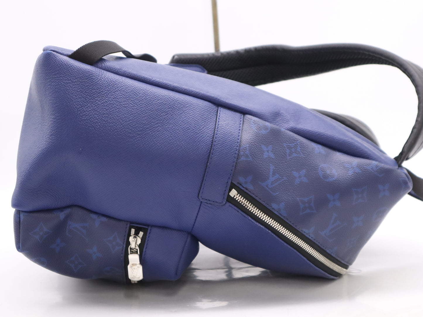 LOUIS VUITTON M30229 Taiga Rama Discovery Backpack Cobalt