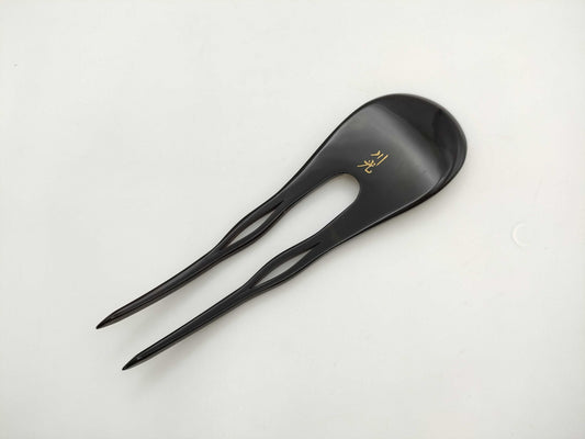 Kawahikari Tortoiseshell Hairpin with Gold Maki-e Coral Diameter: Approx. 3.5-4.1mm Pearl Diameter: Approx. 3.6-4.3mm Weight: 14.0g Other Accessories