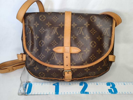 LOUIS VUITTON Monogram Louis Vuitton Saumur Shoulder Bag