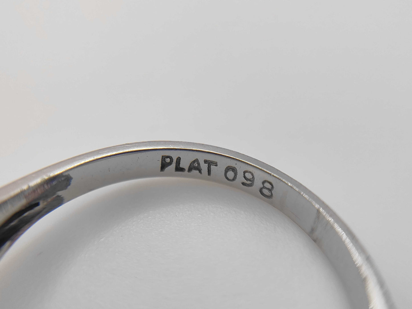 E0.98ct Diamond Plat 3.4g Ring