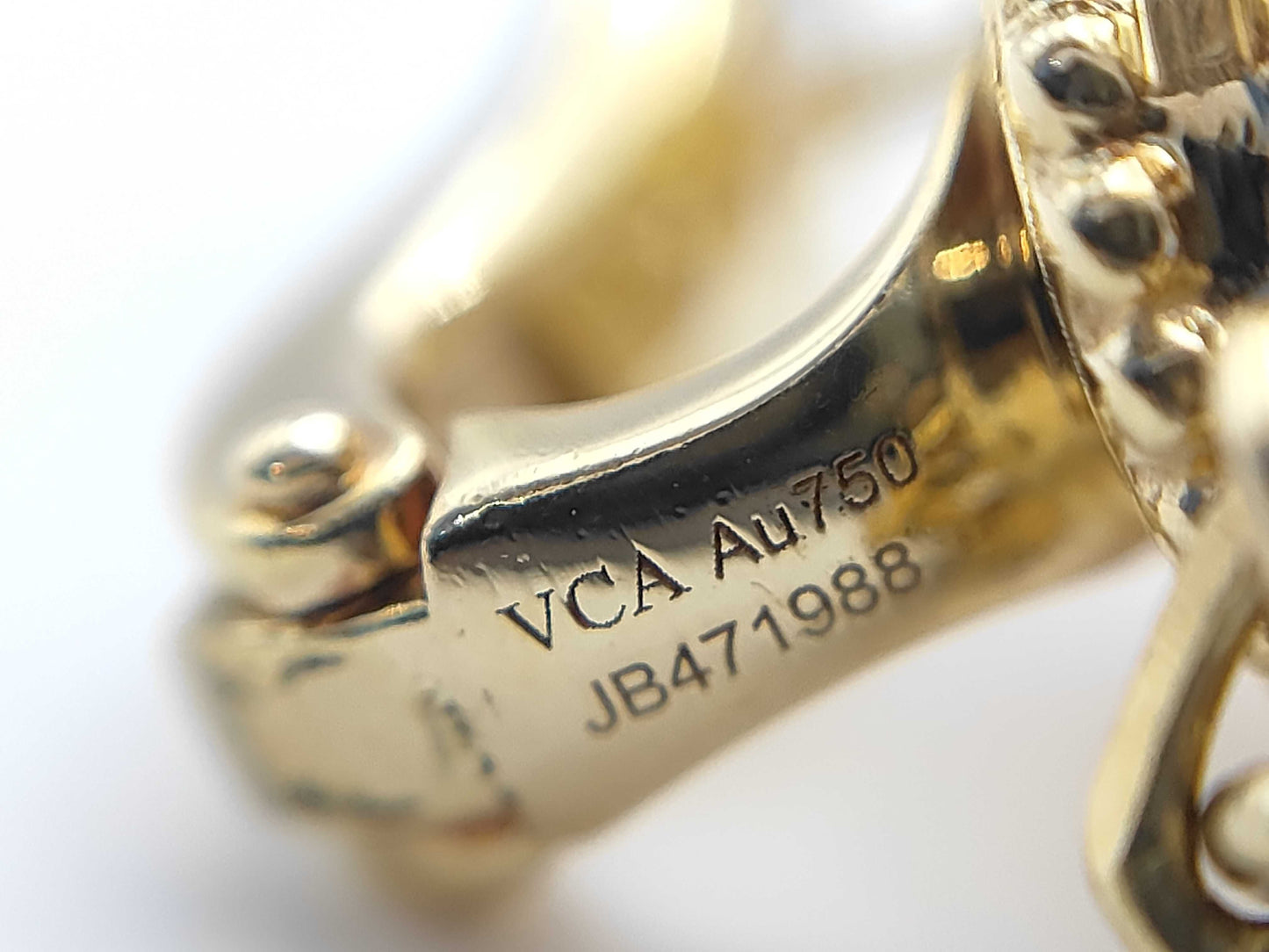 Van Cleef & Arpels Magic Alhambra Shell and Onyx Earrings in Yellow Gold 750, 18.1g