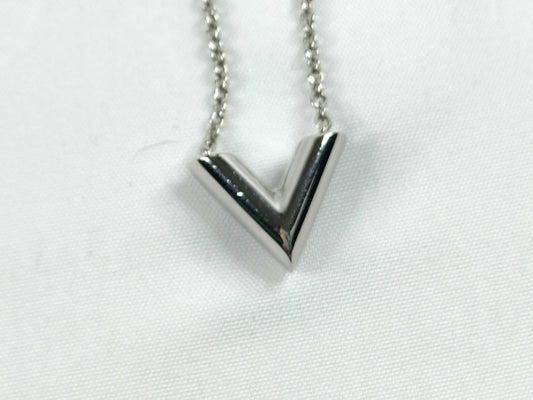 LOUIS VUITTON Essential V Necklace