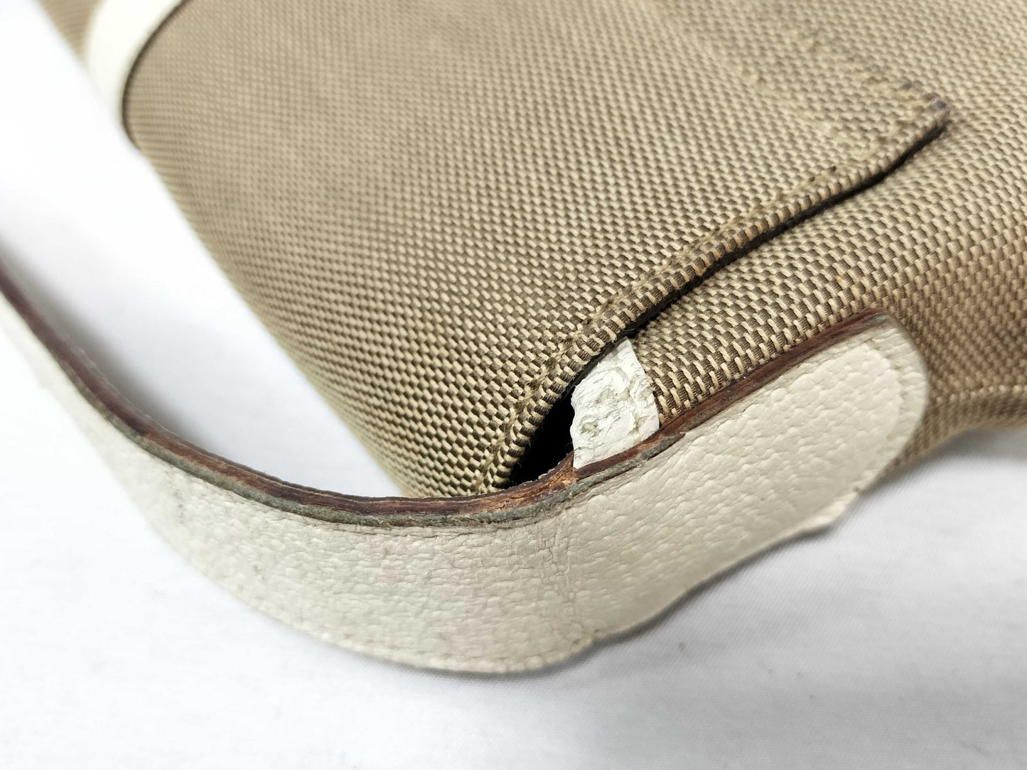 GUCCI Jackie Shoulder Bag/Handbag in White and Beige