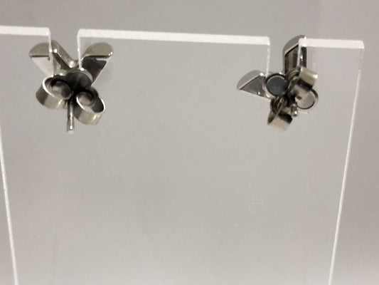 LOUIS VUITTON Essential V Earrings / M63208 / Silver / LE1254 / Excellent Condition Material: Metal Earrings