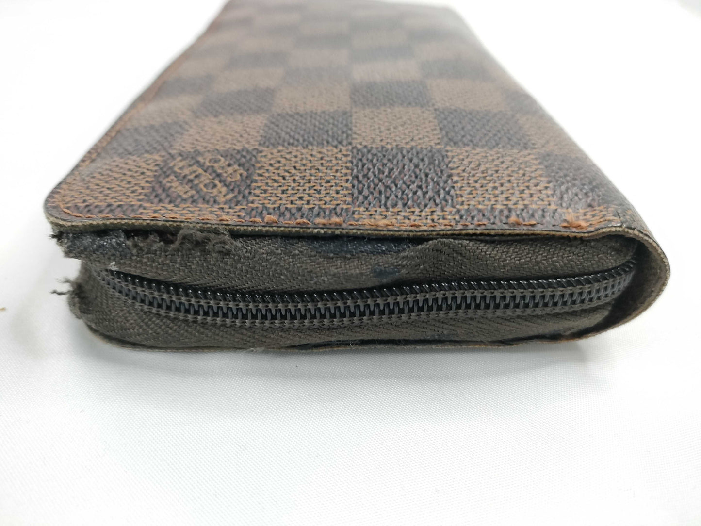 LOUIS VUITTON Damier Zippy Wallet