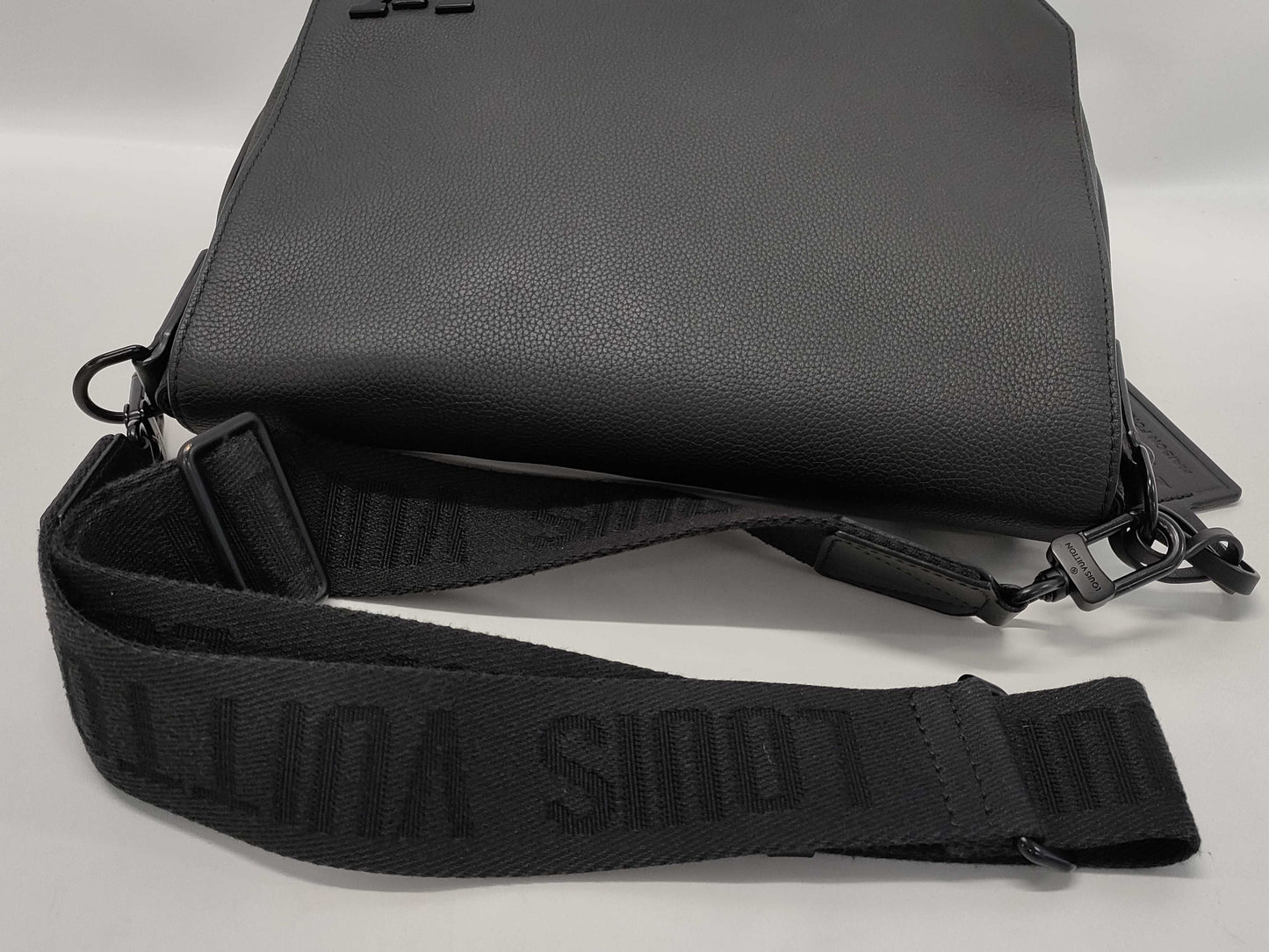 LOUIS VUITTON Aerogram Takeoff Messenger Shoulder Bag with RFID Tag