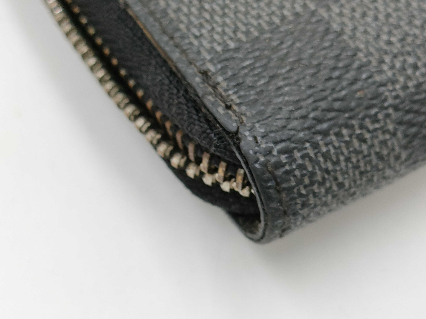 LOUIS VUITTON Zippy Wallet