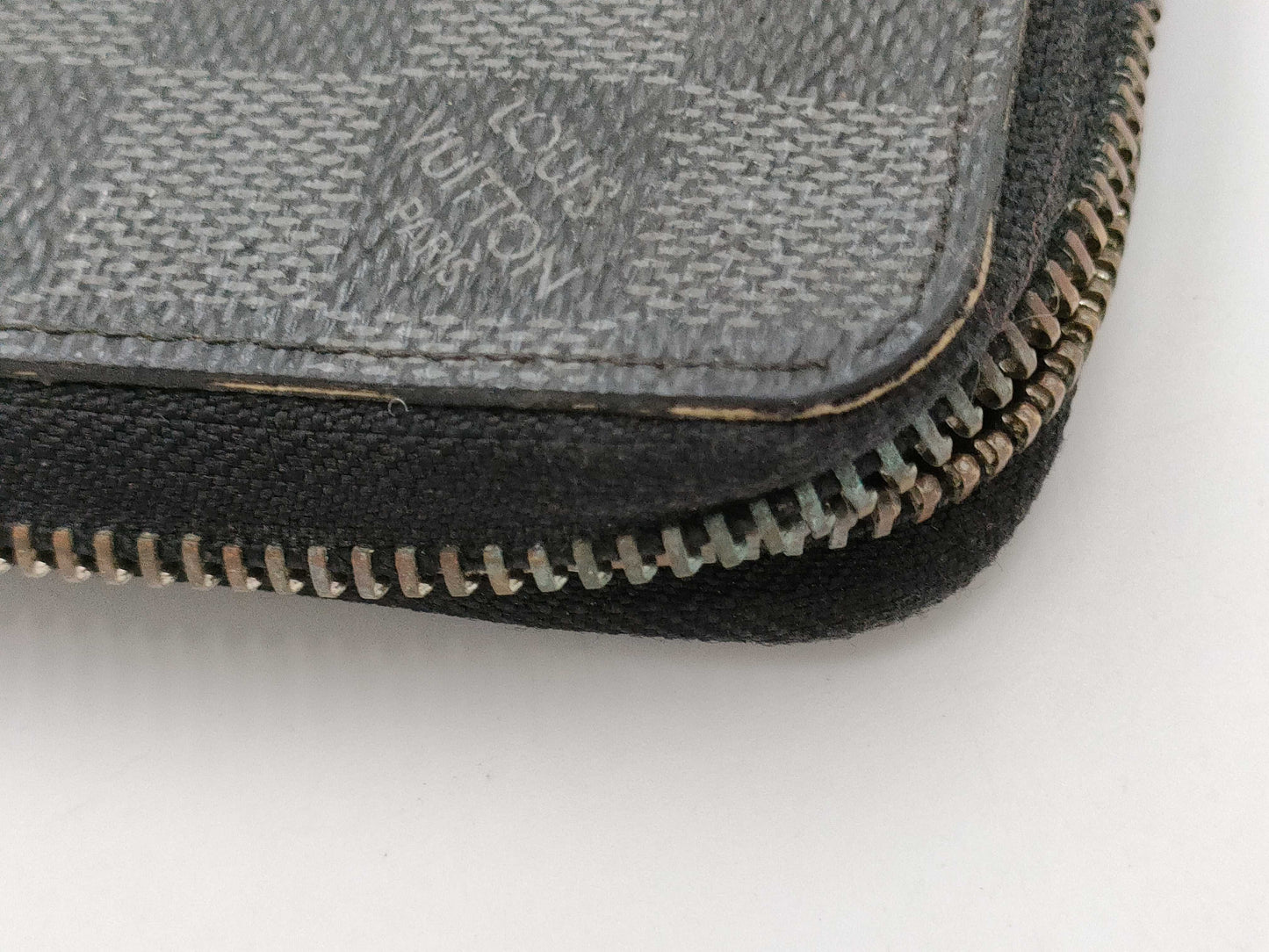 LOUIS VUITTON Zippy Wallet
