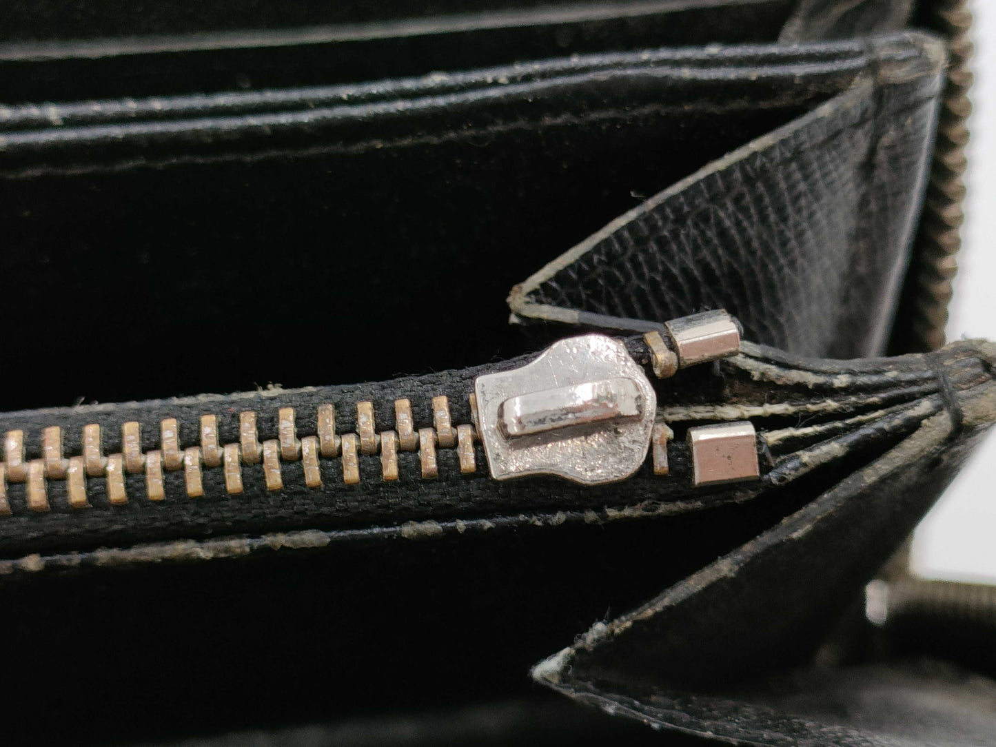 LOUIS VUITTON Zippy Wallet