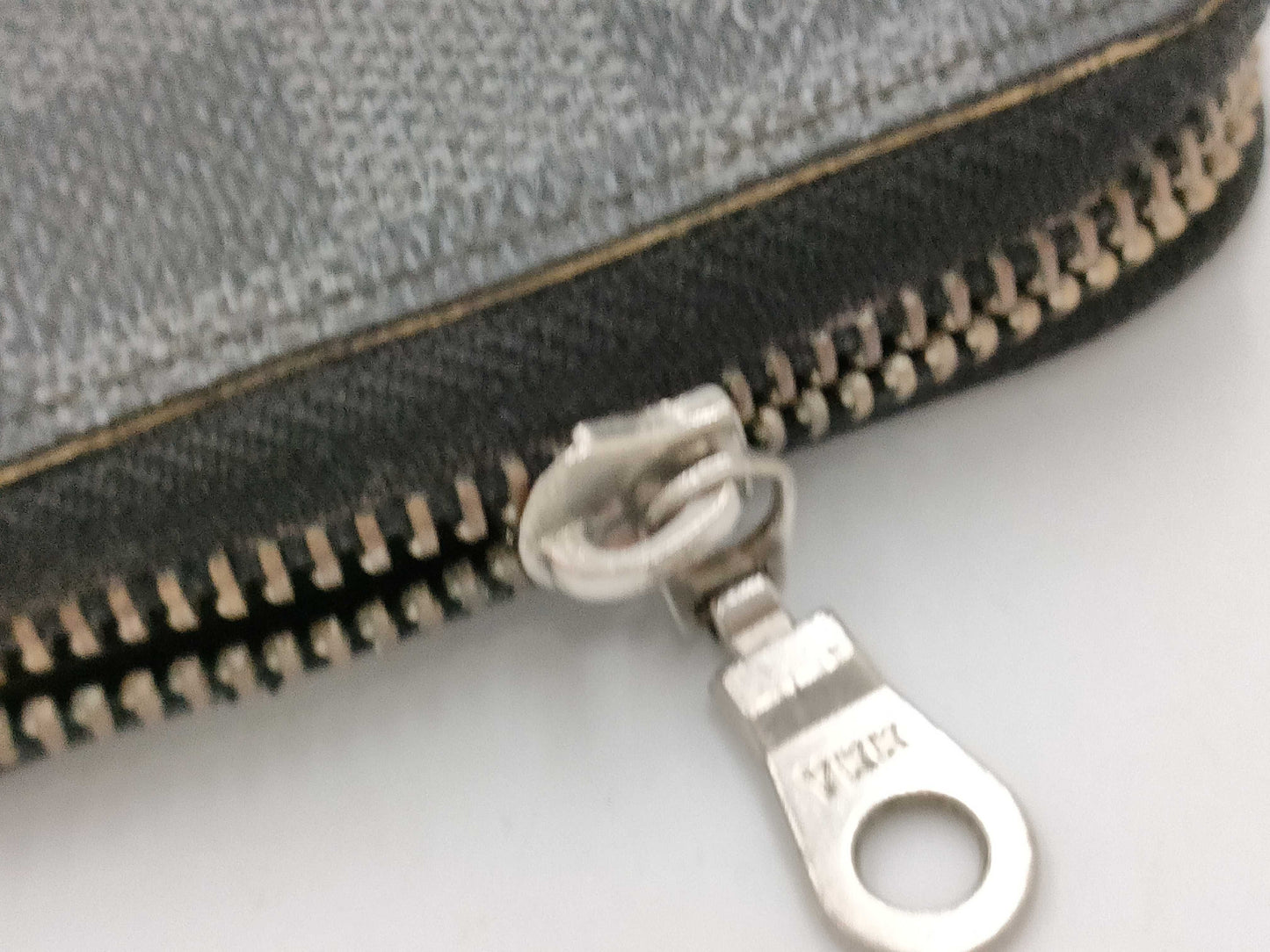 LOUIS VUITTON Zippy Wallet