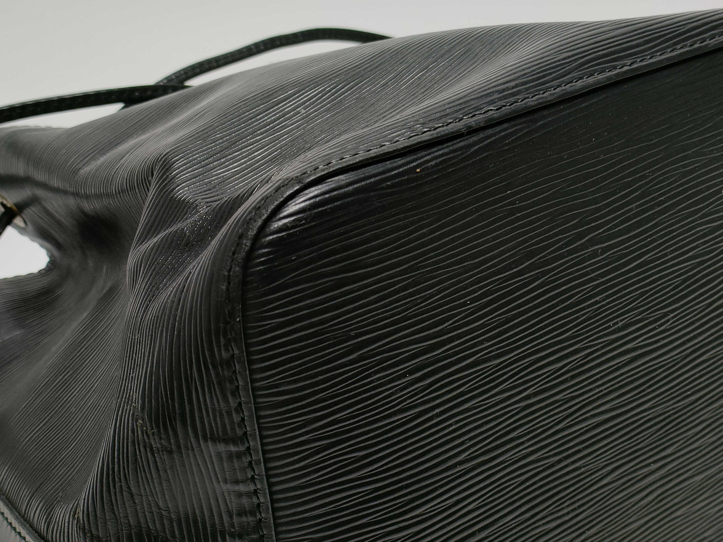 LOUIS VUITTON Epi Noe/Noir Shoulder Bag