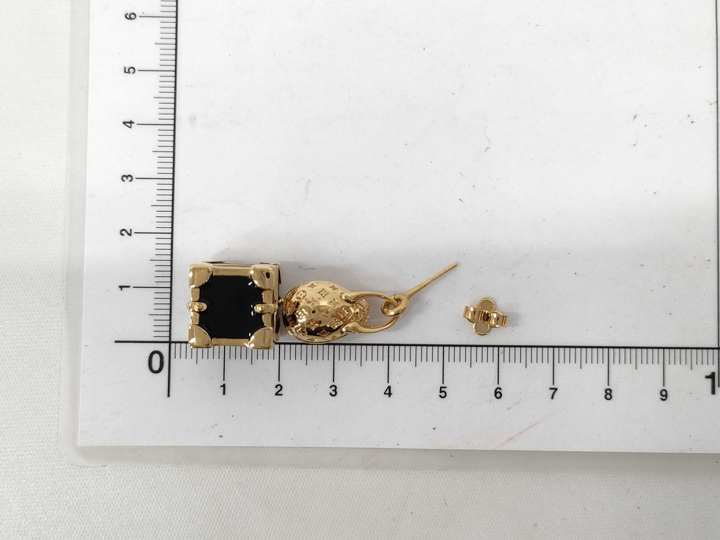 LOUIS VUITTON Boucle de Reuille Earrings