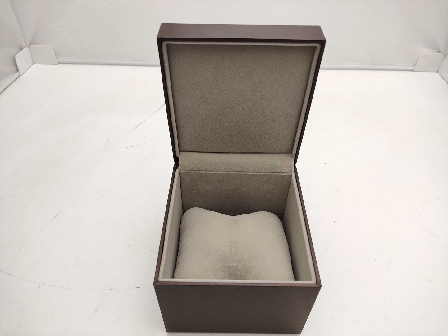 GUCCI 1900L Shell Dial Women's Watch
