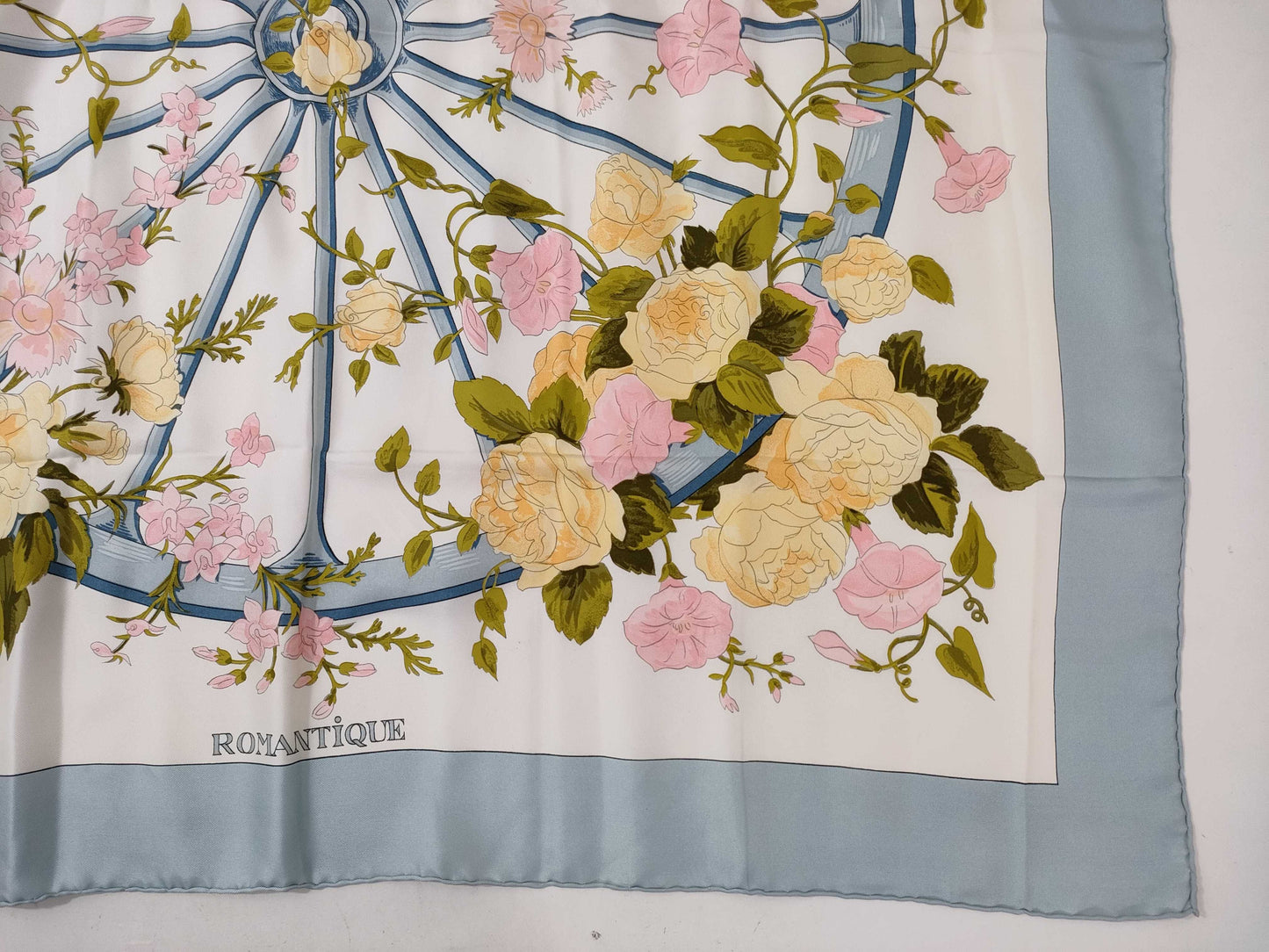 HERMES Carre ROMANTiQUE Romantic Scarf