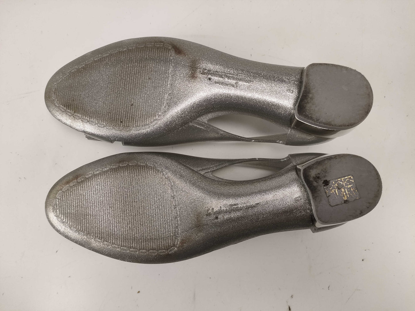 Salvatore Ferragamo Vara Ribbon Silver Pumps