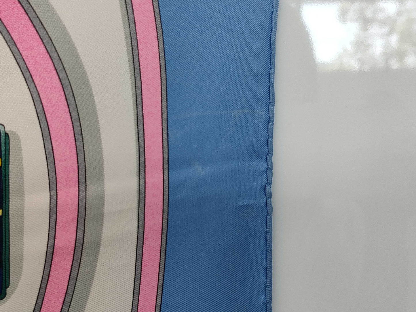 HERMES Carré Pourvu quon ait livresse perfume pattern scarf