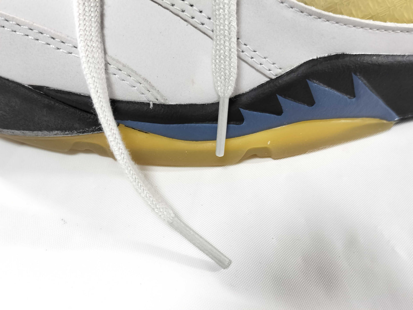 NIKE Air Jordan Amamaniere FZ5758-004 Sneakers